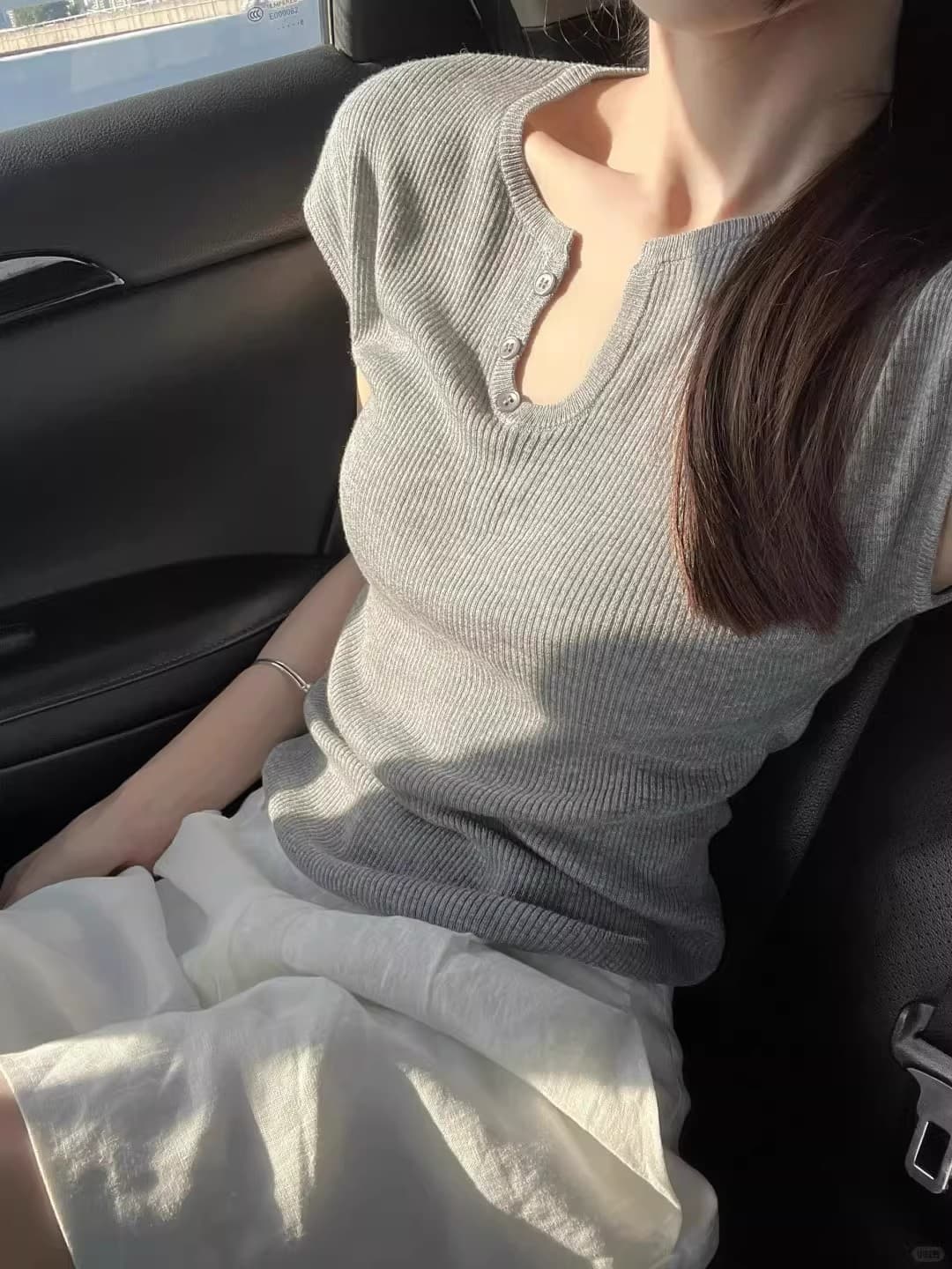 느긋한 슬림해 보이는 품격 u 칼라 작은 날다 소매 회색 티셔츠 여성 여름 쇼트 스타일 몸매 가꾸기 다용도 디자인 센스 니트 맨위 상세 이미지 1
