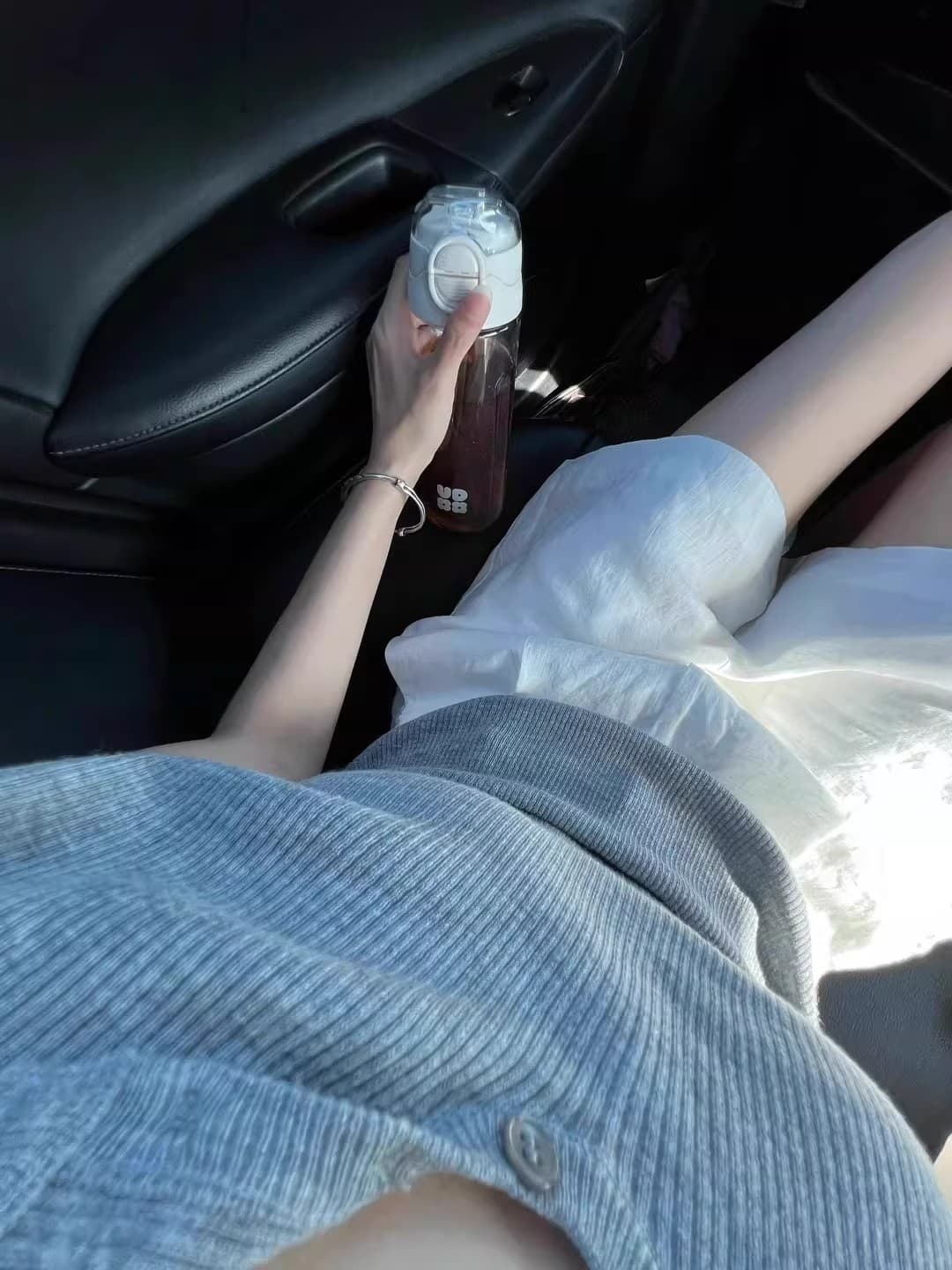 느긋한 슬림해 보이는 품격 u 칼라 작은 날다 소매 회색 티셔츠 여성 여름 쇼트 스타일 몸매 가꾸기 다용도 디자인 센스 니트 맨위 상세 이미지 2