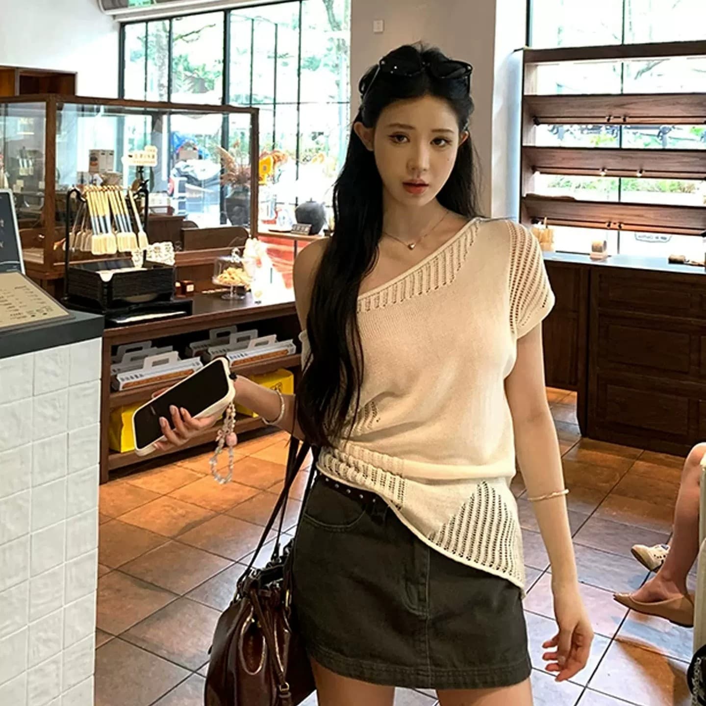 화이트 불규칙 비스듬한 어깨 오프숄더 홀로우 아웃 반팔 니트 스웨터 여성 여름 디자인 센스 작은 대중 몸매 가꾸기 슬림해 보이는 맨위 상세 이미지 3