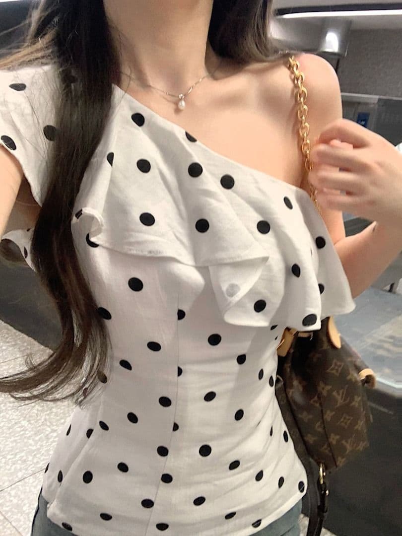 차가운 실크 코튼 프랑스식 프릴 도트 무늬 비스듬한 어깨 민소매 조끼 여성 여름 몸매 가꾸기 핫걸 맨위
