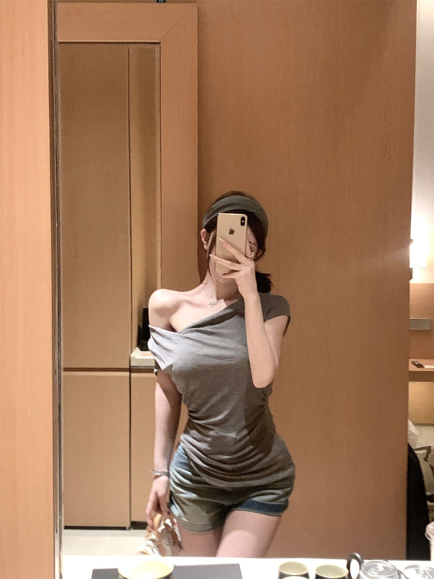 원본 원단 빛 연 주간 접시 디자인 센스 매듭 비스듬한 어깨 핀치 Pleat 허리 수축 슬림해 보이는 티셔츠 품격 맨위