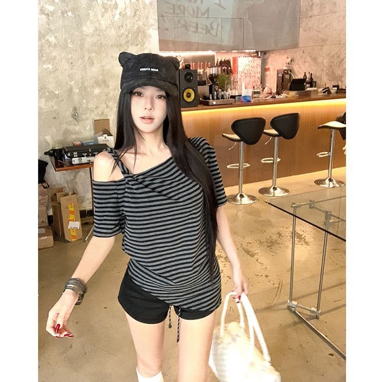 컬러 짜임 기사 느긋한 바람 레트로 스트라이프 비스듬한 어깨 반팔 티셔츠 여성 여름 루즈핏 슬림해 보이는 오프숄더 맨위