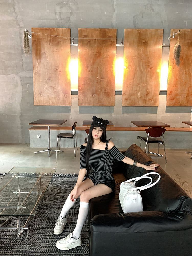 컬러 짜임 기사 느긋한 바람 레트로 스트라이프 비스듬한 어깨 반팔 티셔츠 여성 여름 루즈핏 슬림해 보이는 오프숄더 맨위 상세 이미지 10