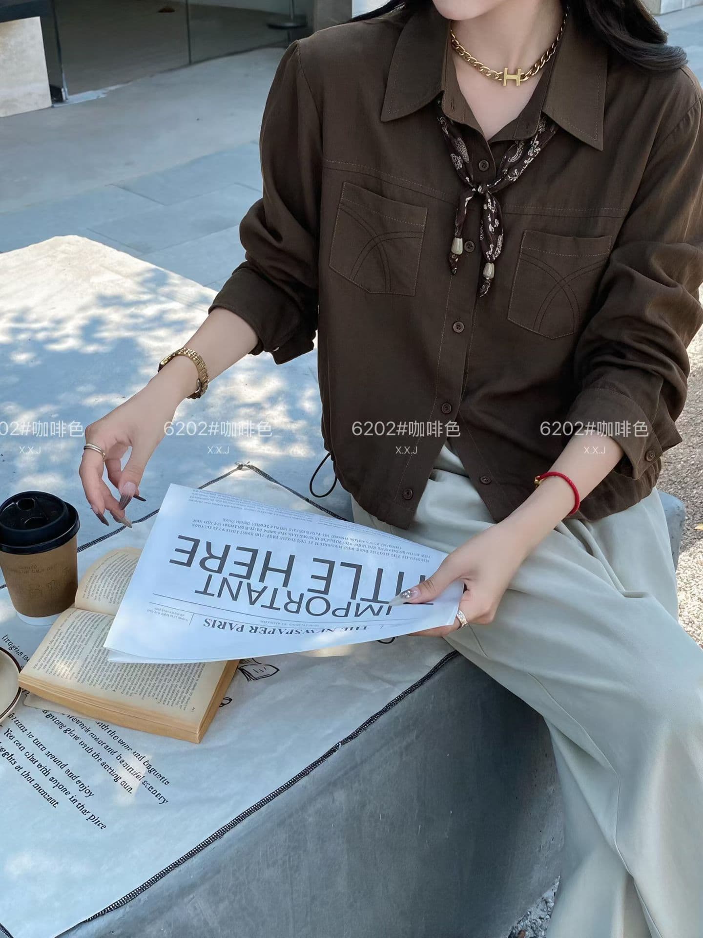 레트로 폴로 칼라 스카프 루즈핏 슬림해 보이는 다용도 긴팔 셔츠 2026 가을 새로운 쇼트 스타일 셔츠 여성 코트 상세 이미지 2