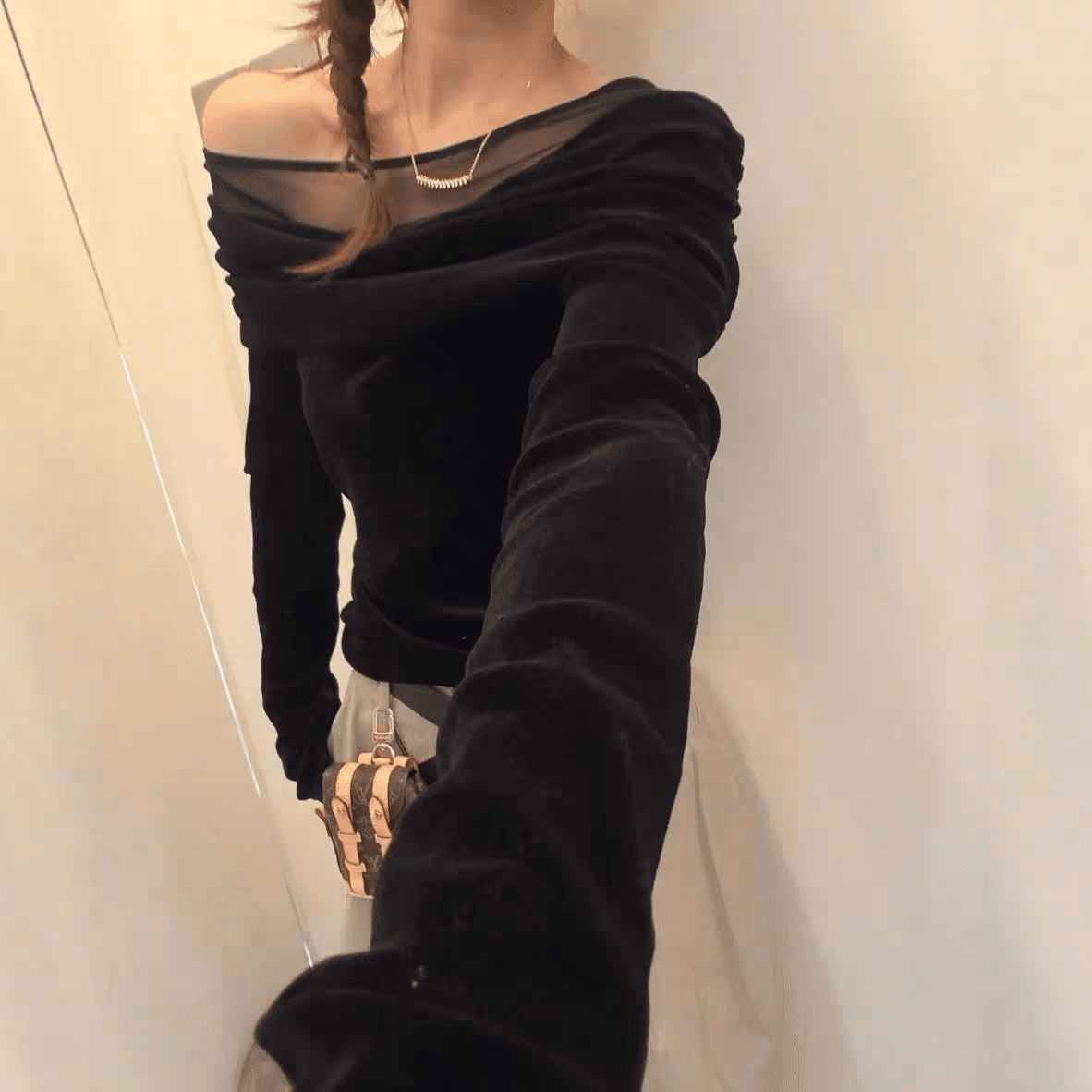 2026 년 새로운 한 부서 외국 가스 벨벳 오프숄더 몸매 가꾸기 슬림해 보이는 망사 패치워크 긴팔 티셔츠 기본 셔츠 여성 이미지 2