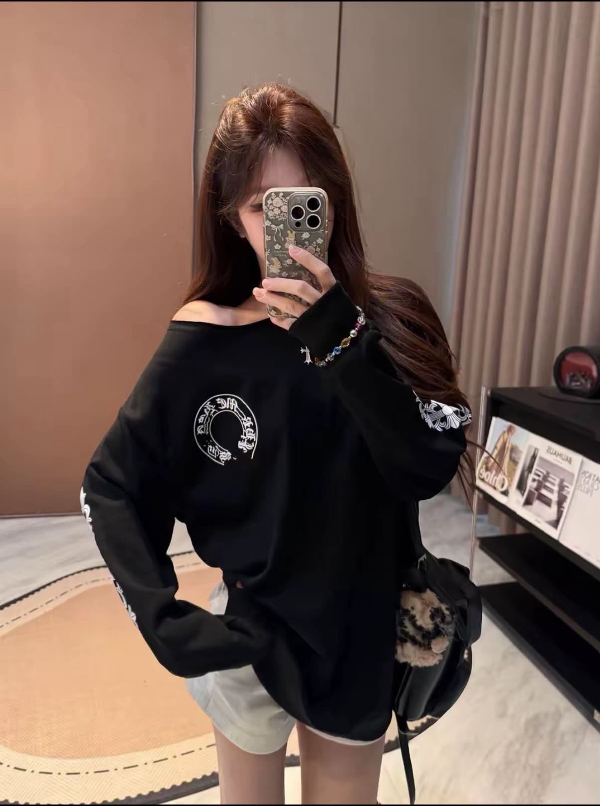 2026 새로운 오프숄더 후드티 이미지 2