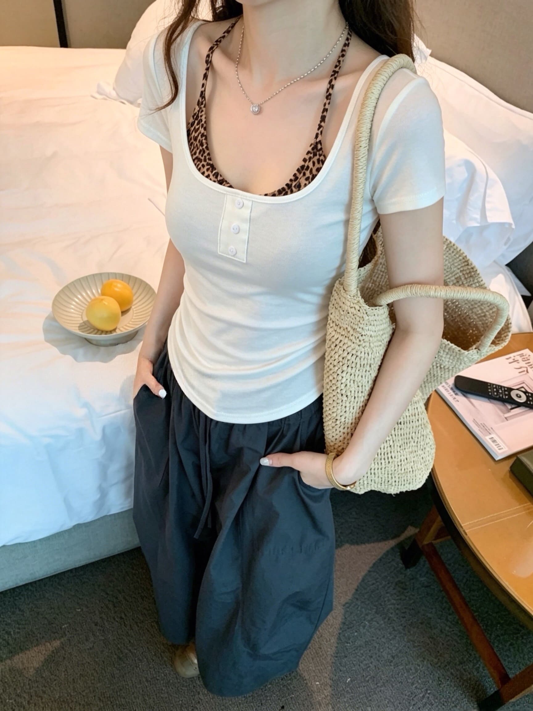 실사 여름 순수한 욕망 바람 페이크 레이어드 단추 패치워크 반팔 티셔츠 여성 몸매 가꾸기 슬림해 보이는 고정 벨트 가슴 패드 상세 이미지 1