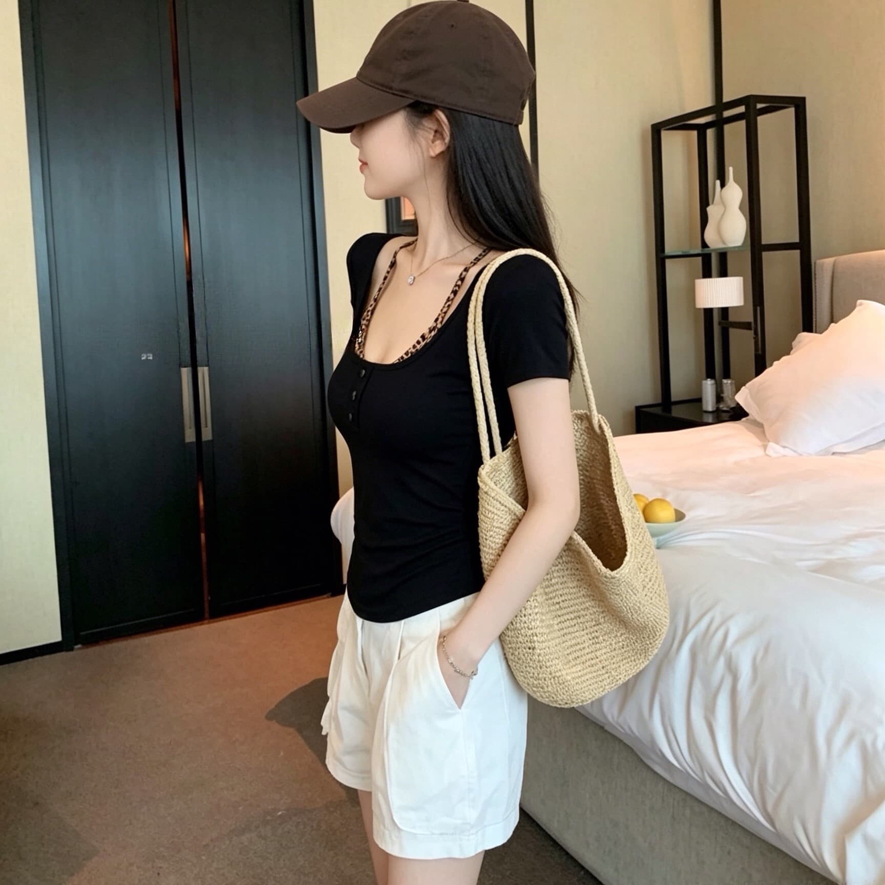 실사 검정색 타이트 순수한 욕망 바람 페이크 레이어드 단추 패치워크 반팔 티셔츠 여성 슬림해 보이는 고정 벨트 가슴 패드 이미지 5