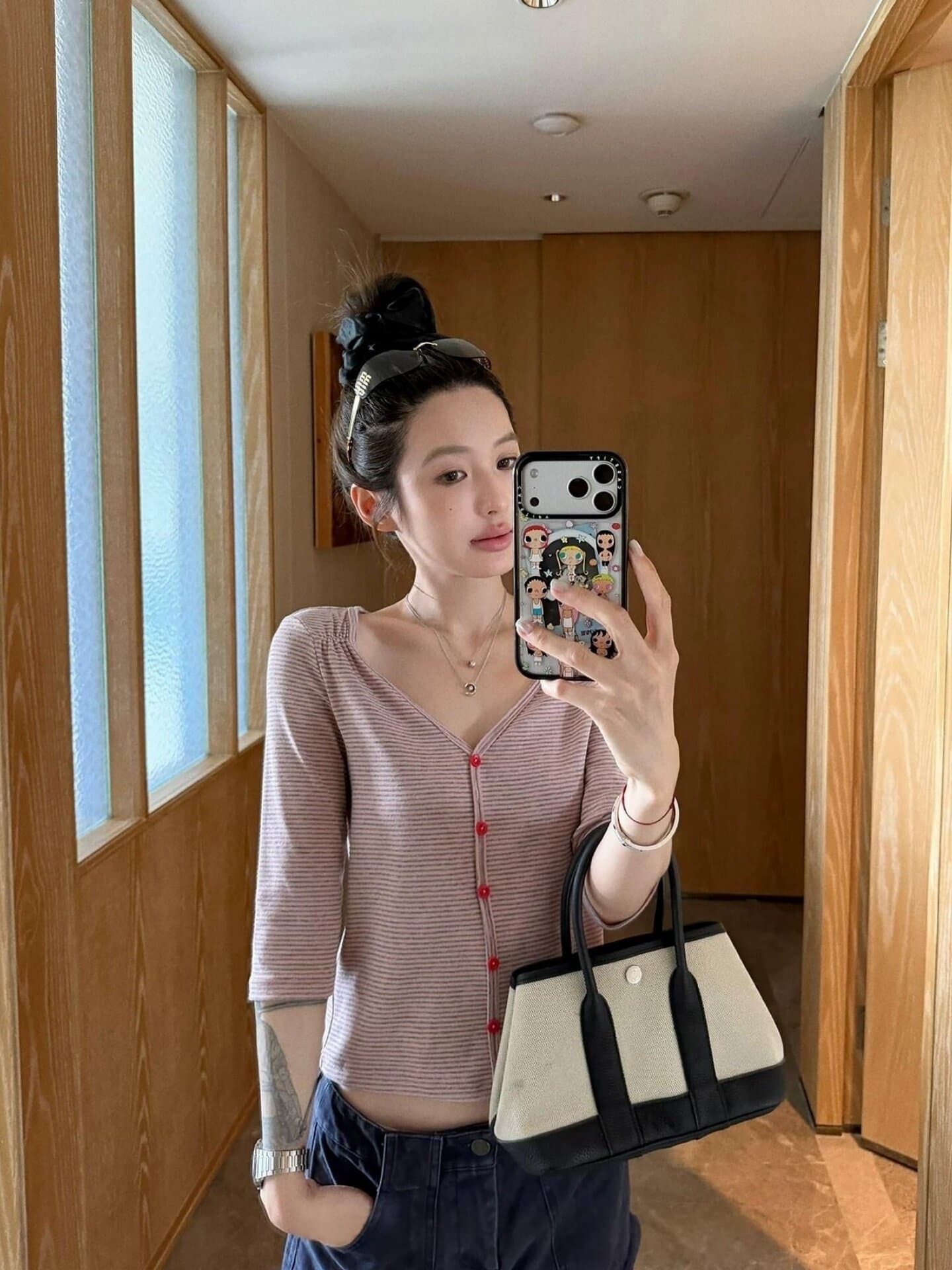 한 부서 V넥 스트라이프 단추 중간 소매 티셔츠 여성 여름 착용 가져 가라. 몸매 가꾸기 슬림해 보이는 디자인 센스 작은 대중 핫걸 바람 맨위 상세 이미지 1