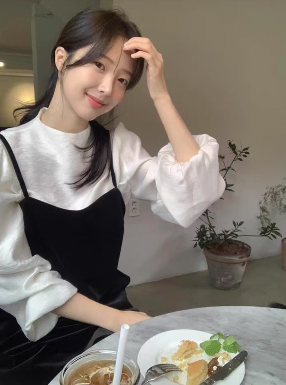26 년 이른 봄 한 부서 단색 작은 셔츠 플러스 민소매 슬립 치마 세트 상세 이미지 4