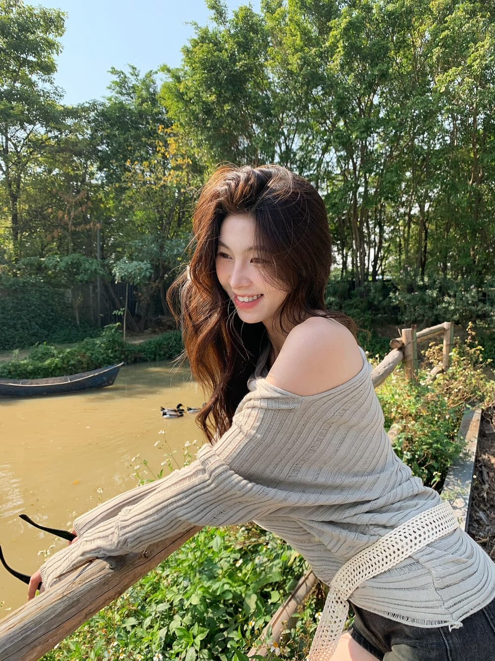 26 년 이른 봄 봄 품격 세련된 비스듬한 어깨 불규칙 니트 작은 셔츠 상세 이미지 5