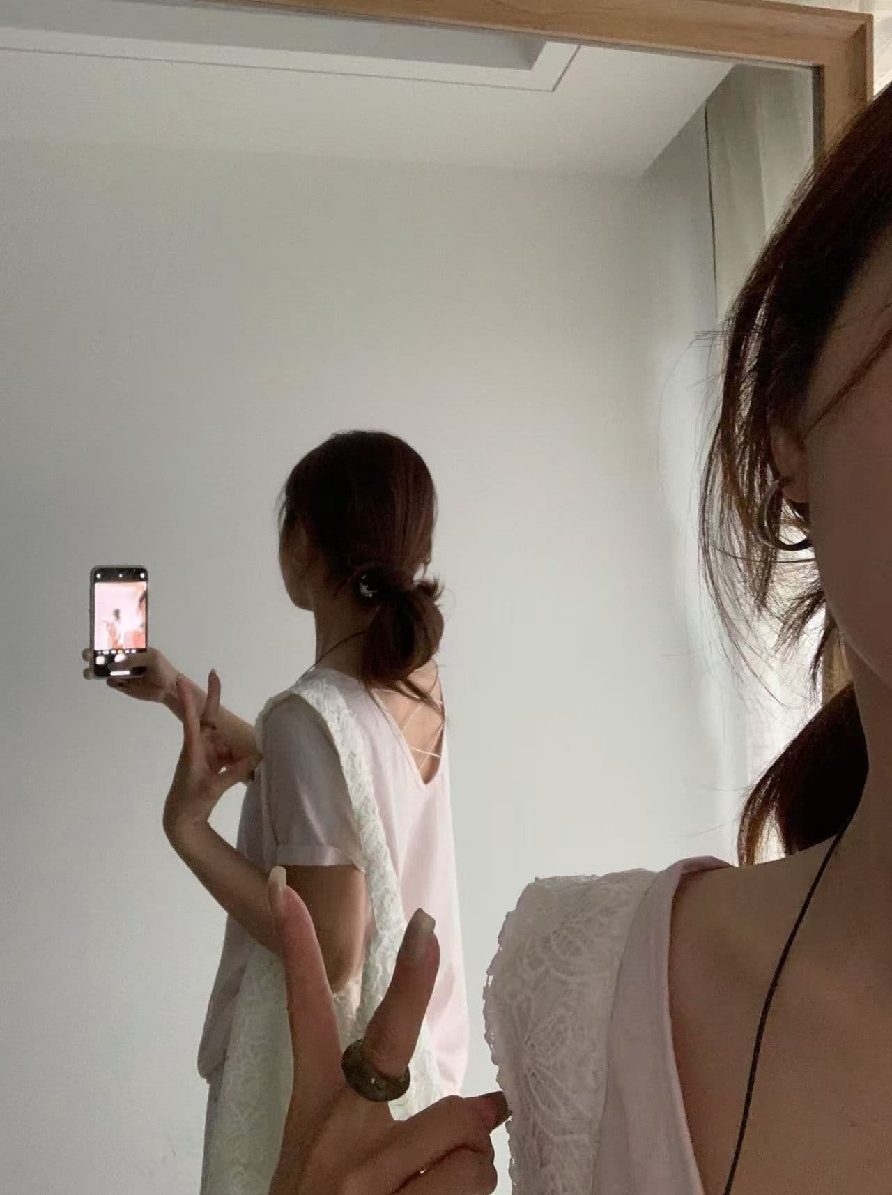 2026 여름 켜기 새로운 인력 한 조각 한 부서 미니멀리즘 다용도 라운드 넥 티셔츠 여성 ins 패션 아름다움 뒤쪽에 의류 상세 이미지 17