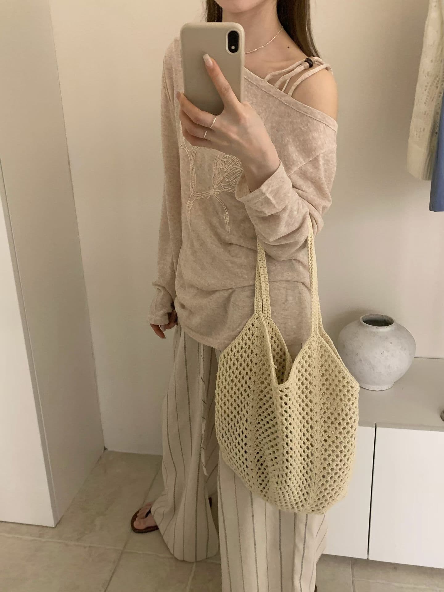 실사 마 살구 비스듬한 칼라 오프숄더 자수 긴팔 티셔츠 여성 느슨함 센스 루즈핏 캐주얼 다용도 자외선 차단 블라우스 맨위 상세 이미지 4
