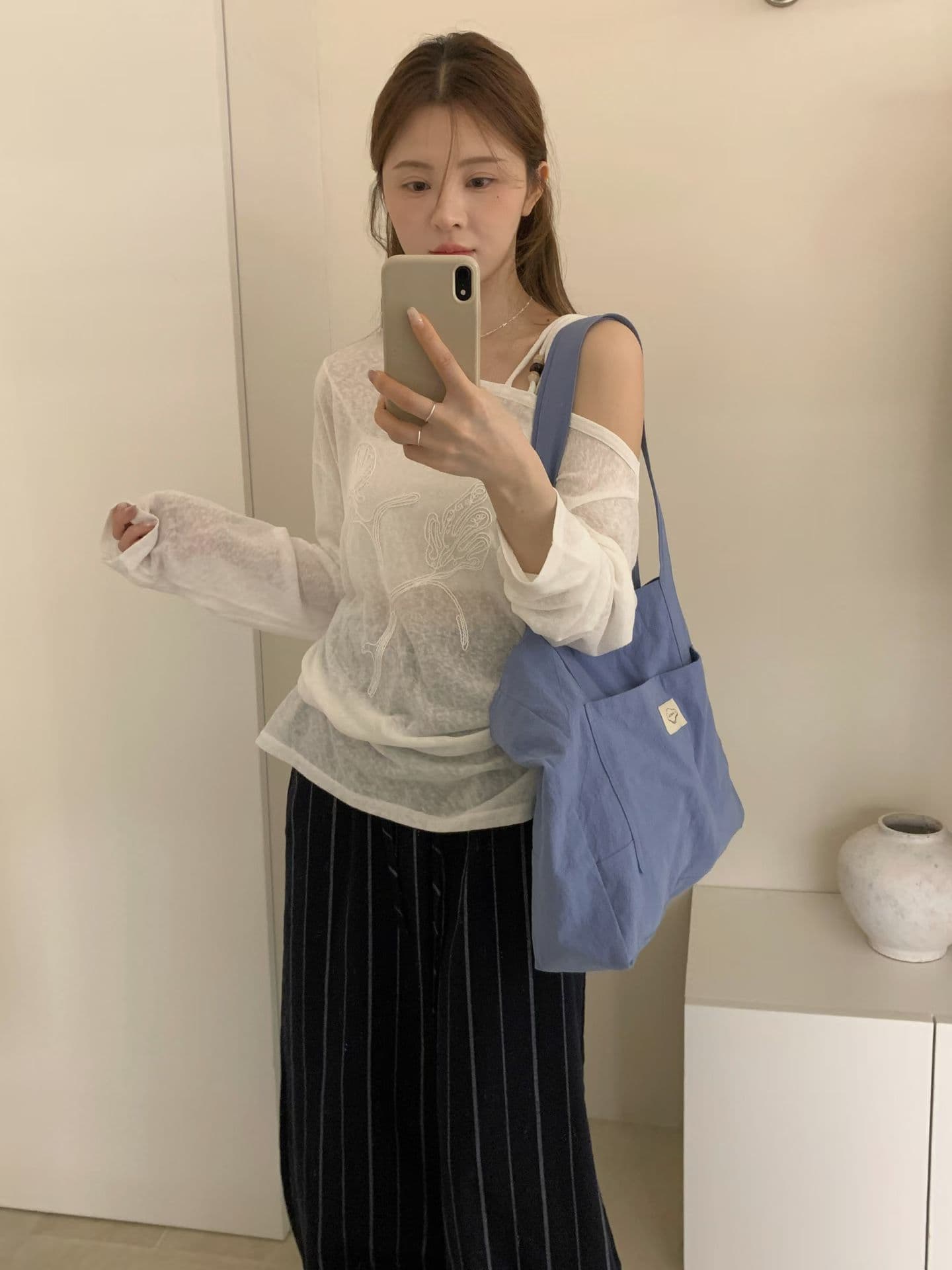 실사 마 살구 비스듬한 칼라 오프숄더 자수 긴팔 티셔츠 여성 느슨함 센스 루즈핏 캐주얼 다용도 자외선 차단 블라우스 맨위 상세 이미지 10