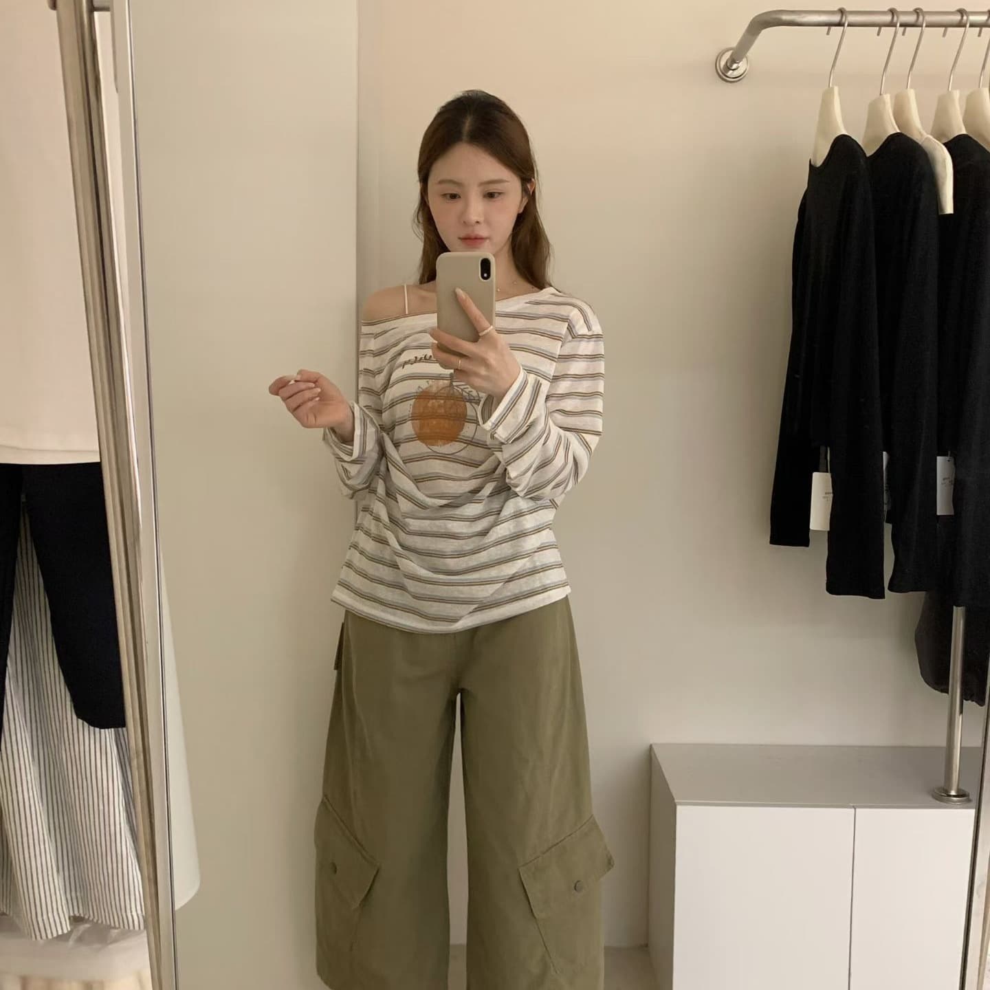 실사 한 부서 미니멀리즘 비스듬한 어깨 자외선 차단 t 여름 켜기 새로운 느긋한 바람 루즈핏 스트라이프 프린트 긴팔 이미지 5