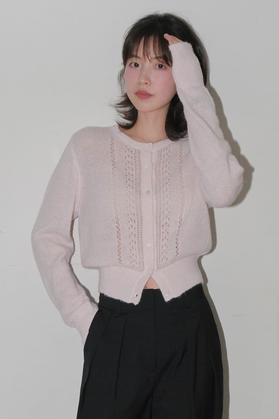 2026 가을 켜기 새로운 패션 다용도 달콤함 소녀 라운드 넥 긴팔 싱글 줄 버튼 얇은 스타일 여성 털 스웨터 쇼트 스타일 상세 이미지 3