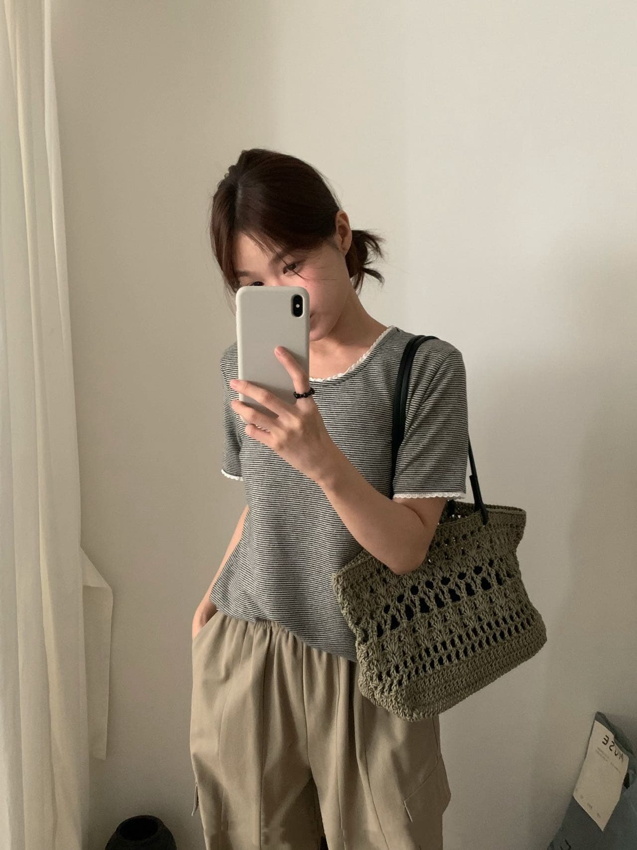 26 가을 켜기 새로운 새로운 미니멀리즘 레이스 패치워크 디자인 센스 스트라이프 긍정적 인 어깨 캐주얼 반팔 티셔츠 상세 이미지 3