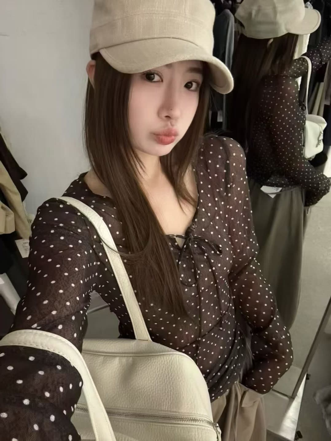 가을 켜기 새로운 2026 이른 가을 새로운 레이스업 도트 무늬 망사 긴팔 티셔츠 여성 몸매 가꾸기 슬림해 보이는 기본 셔츠 작은 셔츠 상세 이미지 3