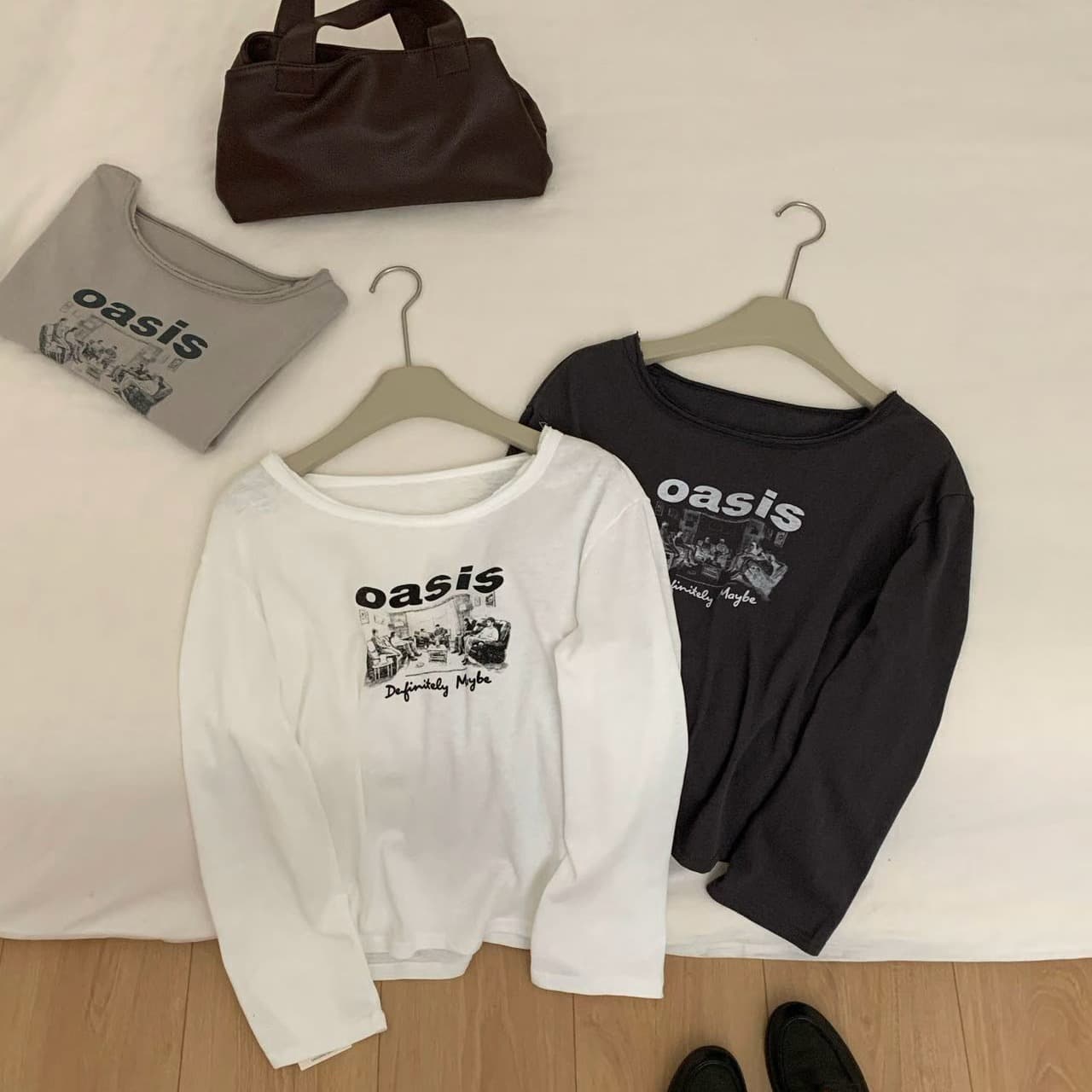 실사 가을 겨울 필수 둘 착용 알파벳 긴팔 비스듬한 어깨 긍정적 인 어깨 착용 느긋한 핏 스타일 긴팔 티셔츠 이미지 6