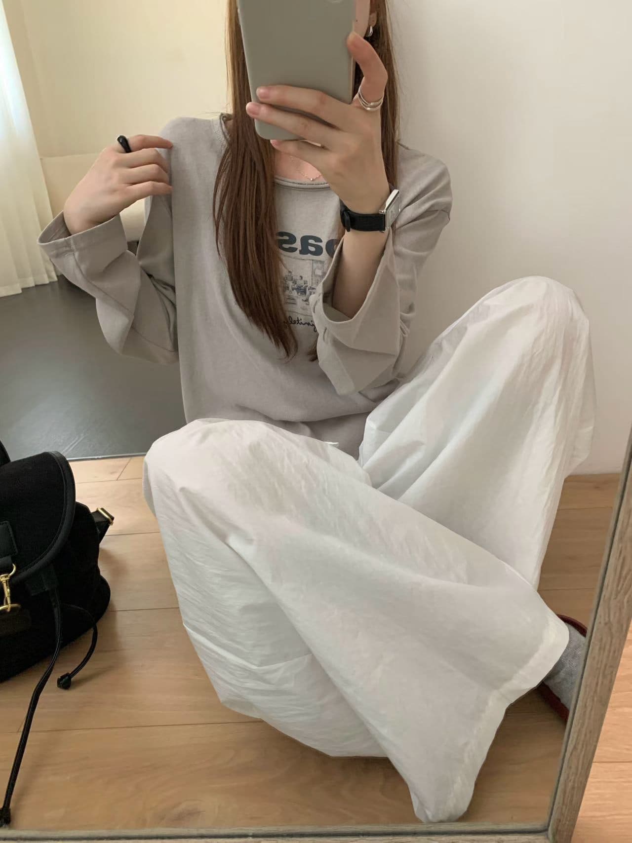 실사 가을 겨울 필수 둘 착용 알파벳 긴팔 비스듬한 어깨 긍정적 인 어깨 착용 느긋한 핏 스타일 긴팔 티셔츠 상세 이미지 10