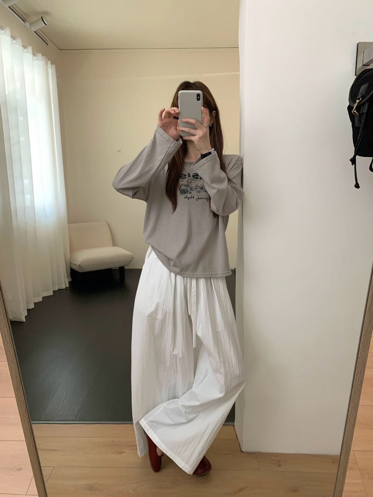 실사 가을 겨울 필수 둘 착용 알파벳 긴팔 비스듬한 어깨 긍정적 인 어깨 착용 느긋한 핏 스타일 긴팔 티셔츠 상세 이미지 11