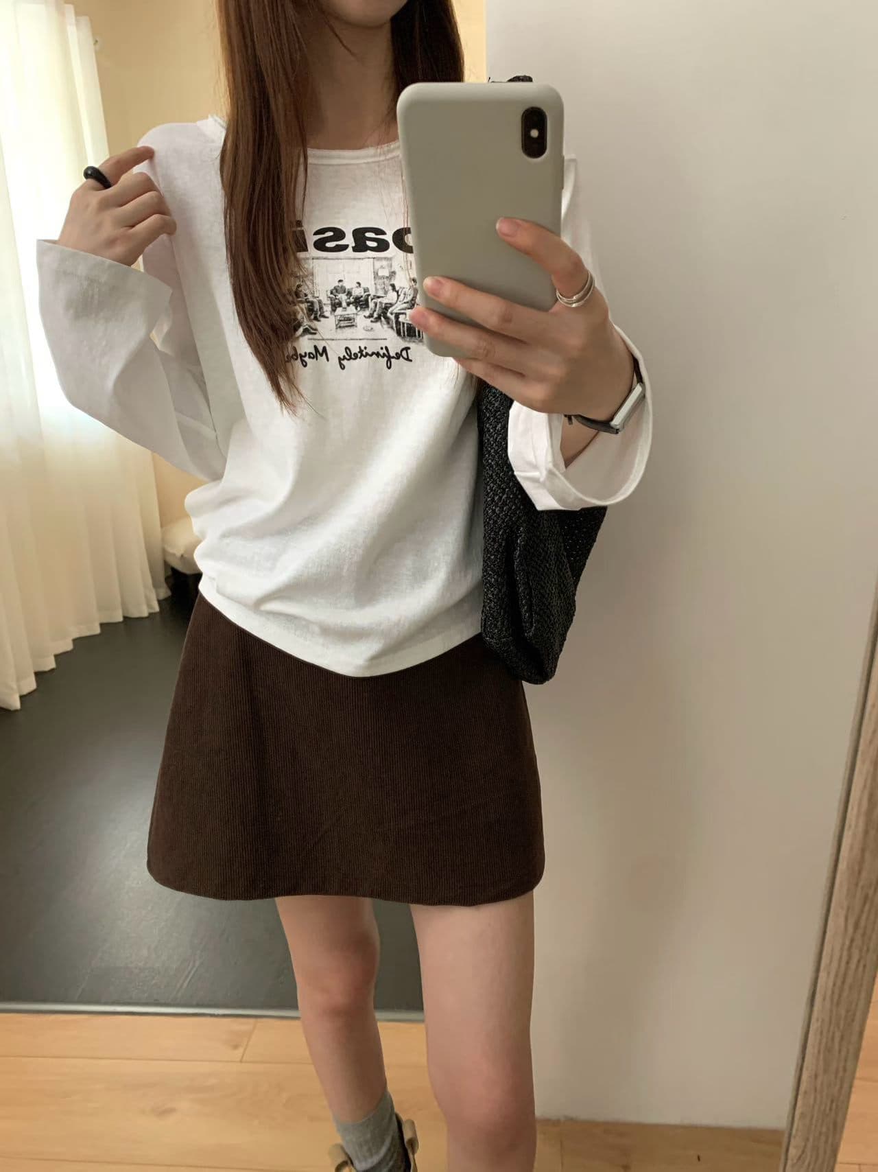 실사 가을 겨울 필수 둘 착용 알파벳 긴팔 비스듬한 어깨 긍정적 인 어깨 착용 느긋한 핏 스타일 긴팔 티셔츠 상세 이미지 19