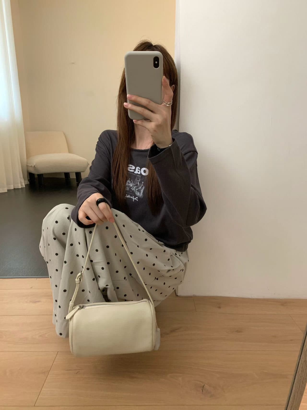 실사 가을 겨울 필수 둘 착용 알파벳 긴팔 비스듬한 어깨 긍정적 인 어깨 착용 느긋한 핏 스타일 긴팔 티셔츠 상세 이미지 26