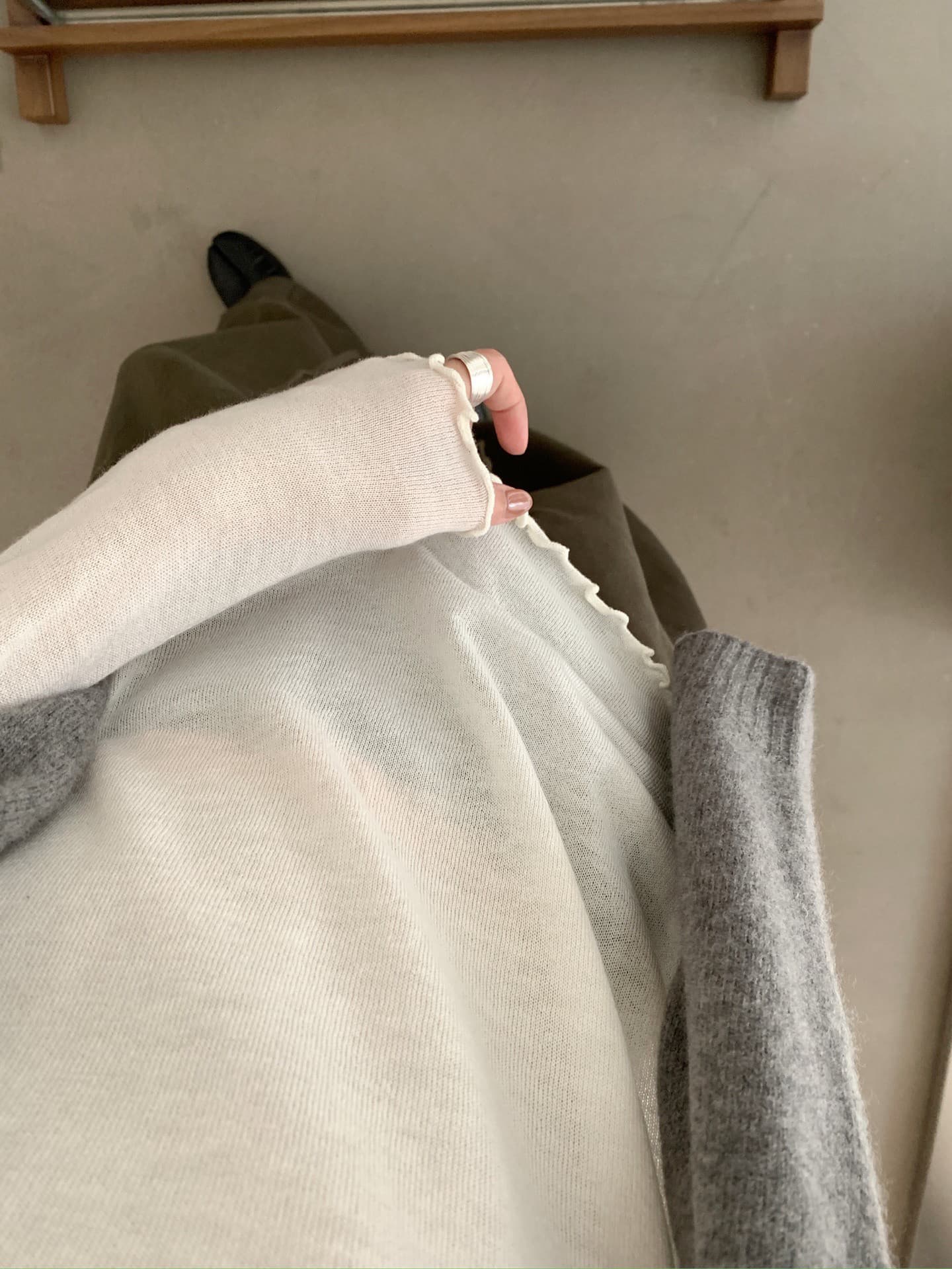부드러운 한 부서 프릴 반하이넥 긴팔 니트 스웨터 여성 가을 몸매 가꾸기 슬림해 보이는 기본 셔츠 맨위 상세 이미지 34