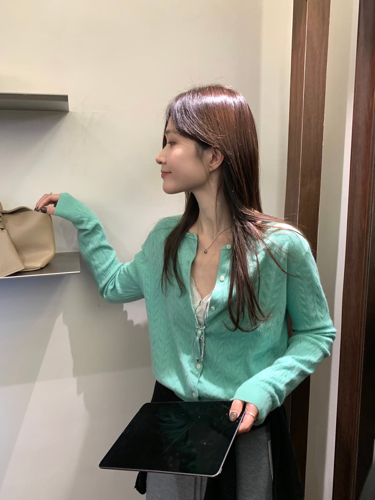 추천 섹션 다채로운 시리즈 미니멀리즘 다용도 선택하지 마라. 사람들 작은 알파벳 자수 니트 오픈 가디건 상세 이미지 6