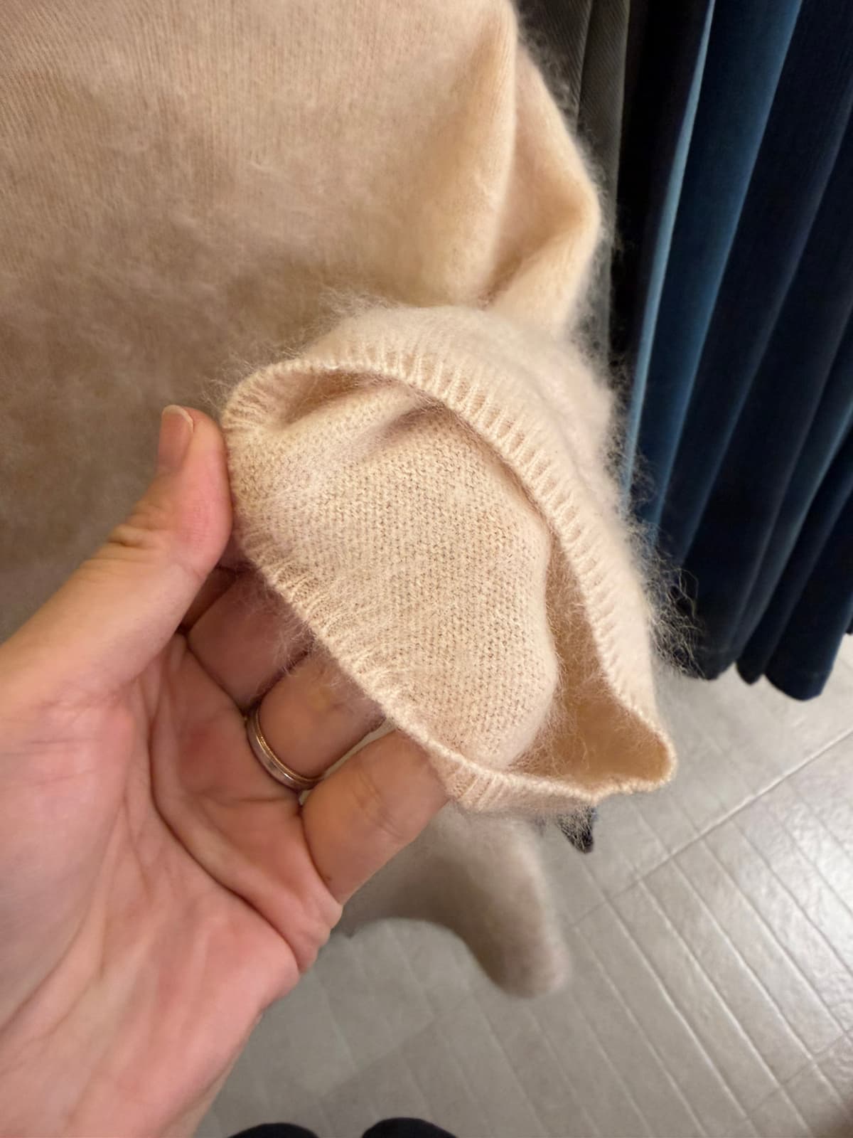 판매하다 폭발 위로 분위기 센스 당겨서 털 절대적으로 좋아 보인다. 원단 부드러운 찹쌀 편안한 조금 어느 쪽이든 넥타이 사람들 스웨터 상세 이미지 41