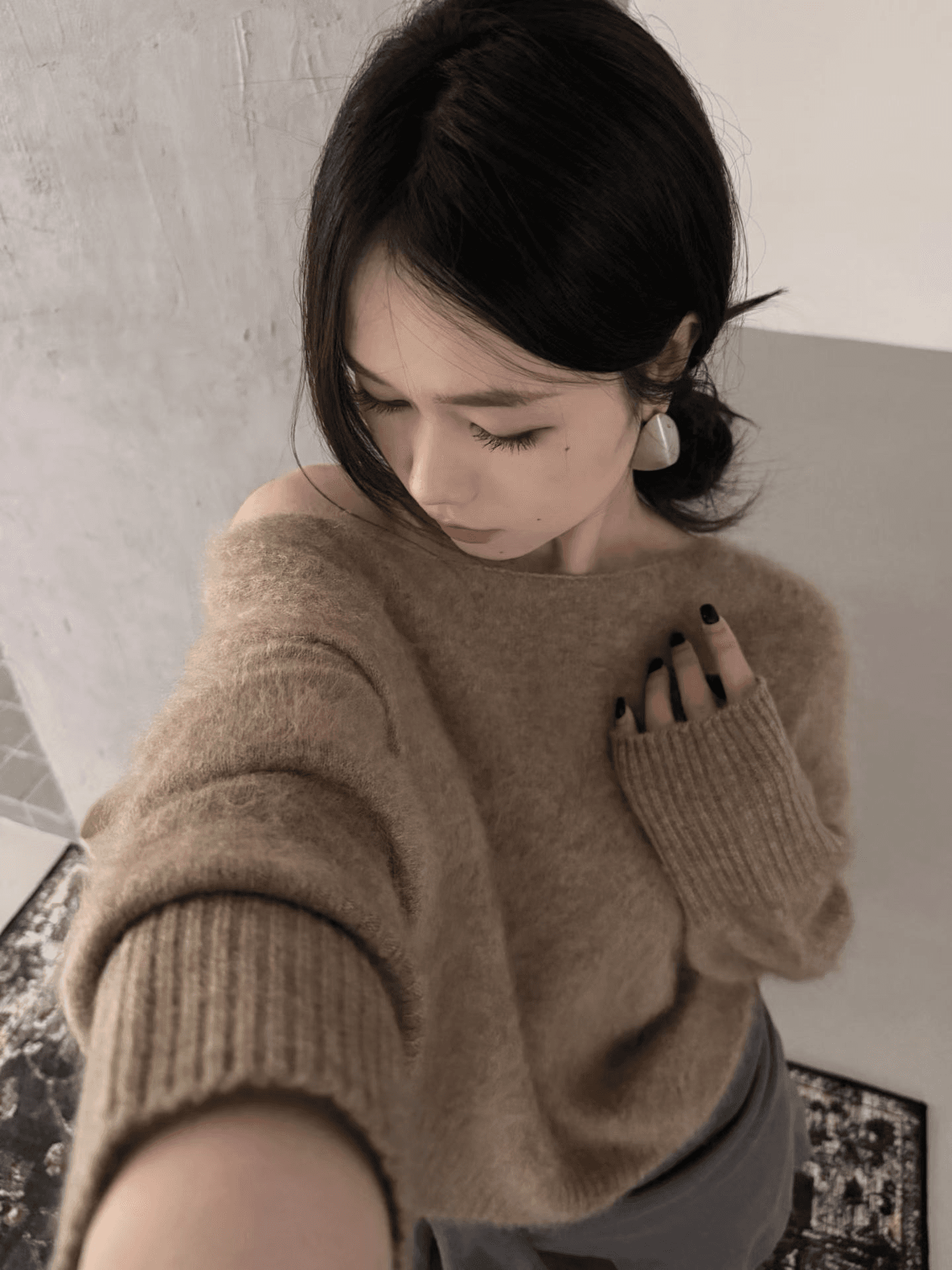 26 가을 켜기 새로운 한 부서 부드러운 오프숄더 루즈핏 단색 긴팔 당겨서 털 보온 스웨터 상세 이미지 22