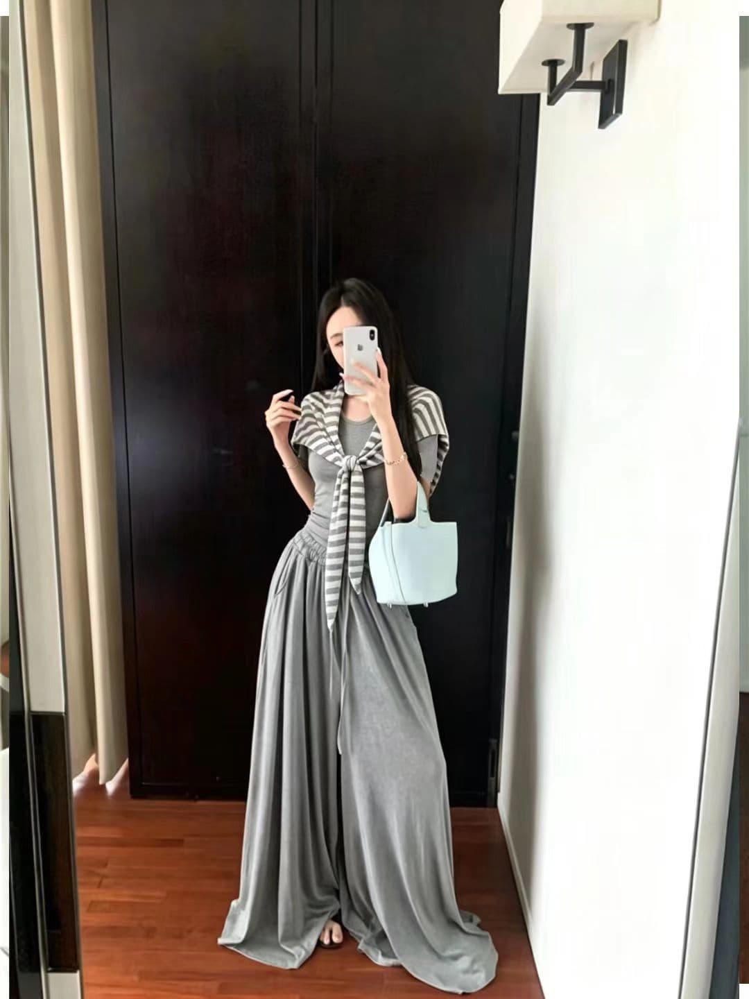 새로운 패션 미니멀리즘 루즈핏 스트라이프 숄 몸매 가꾸기 티셔츠 허리밴드 와이드 레그 팬츠 세 조각 여성 세트 트렌디 상세 이미지 2