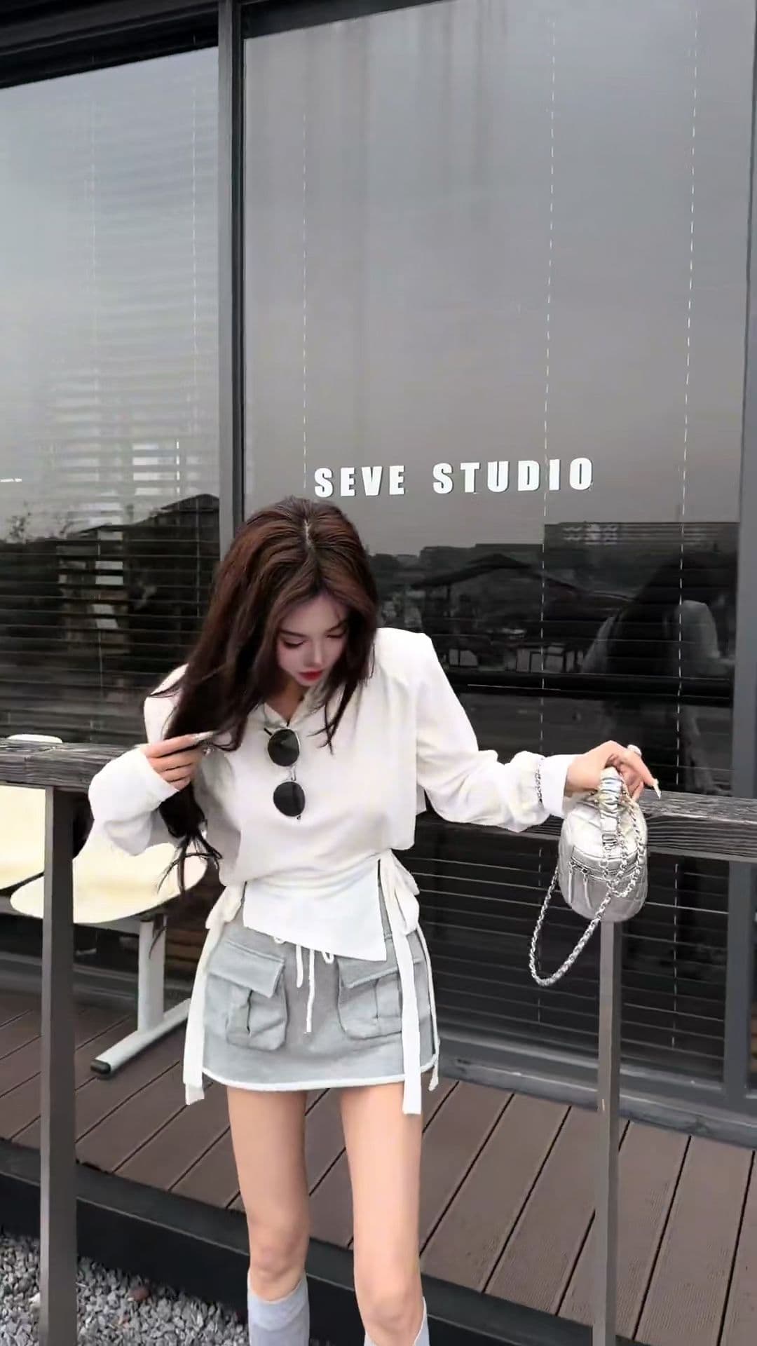 한국 동대문 불규칙 디자인 센스 화이트 스트랩 맨위 워크웨어 바람 회색 하이웨이스트 반신 스커트 투피스 세트 상세 이미지 1