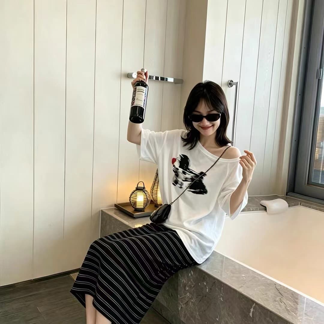 비스듬한 어깨 프린트 다용도 반팔 티셔츠 스트라이프 펌프 로프 반신 스커트 투피스 세트 세트 이미지 3