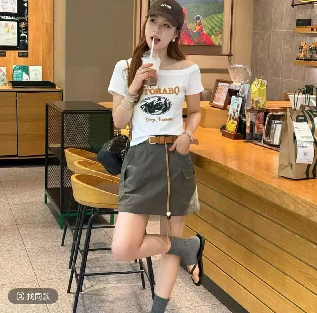 2026 여름 새로운 아메리칸 달콤한 차가운 프린트 주름 허리 수축 비스듬한 어깨 슬림해 보이는 티셔츠 미니 스커트 캐주얼 투피스 슈트 상세 이미지 5