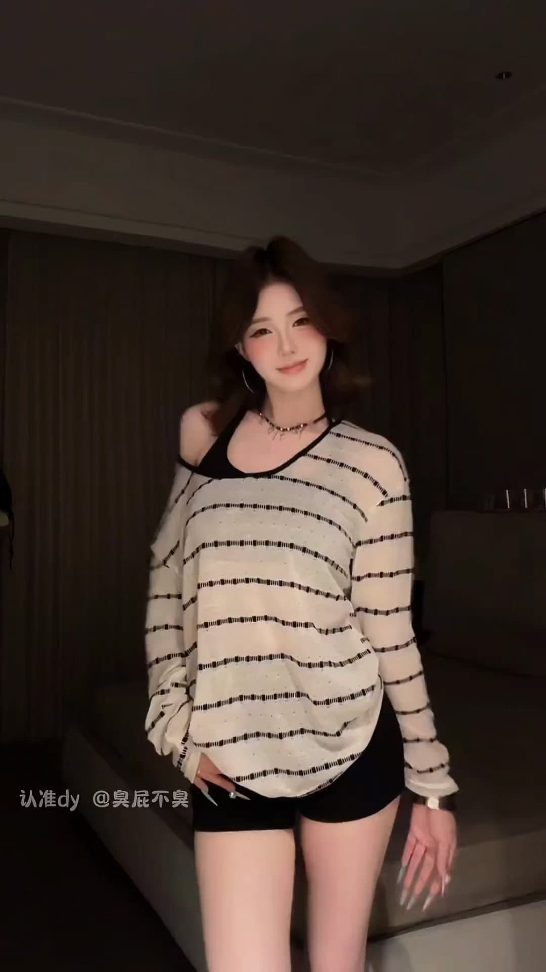 흑백 줄무늬 비스듬한 어깨 자외선 차단 블라우스 긴팔 티셔츠 여성 여름 느긋한 바람 얇은 스타일 맨위 조끼 반바지 3종 세트 이미지 2