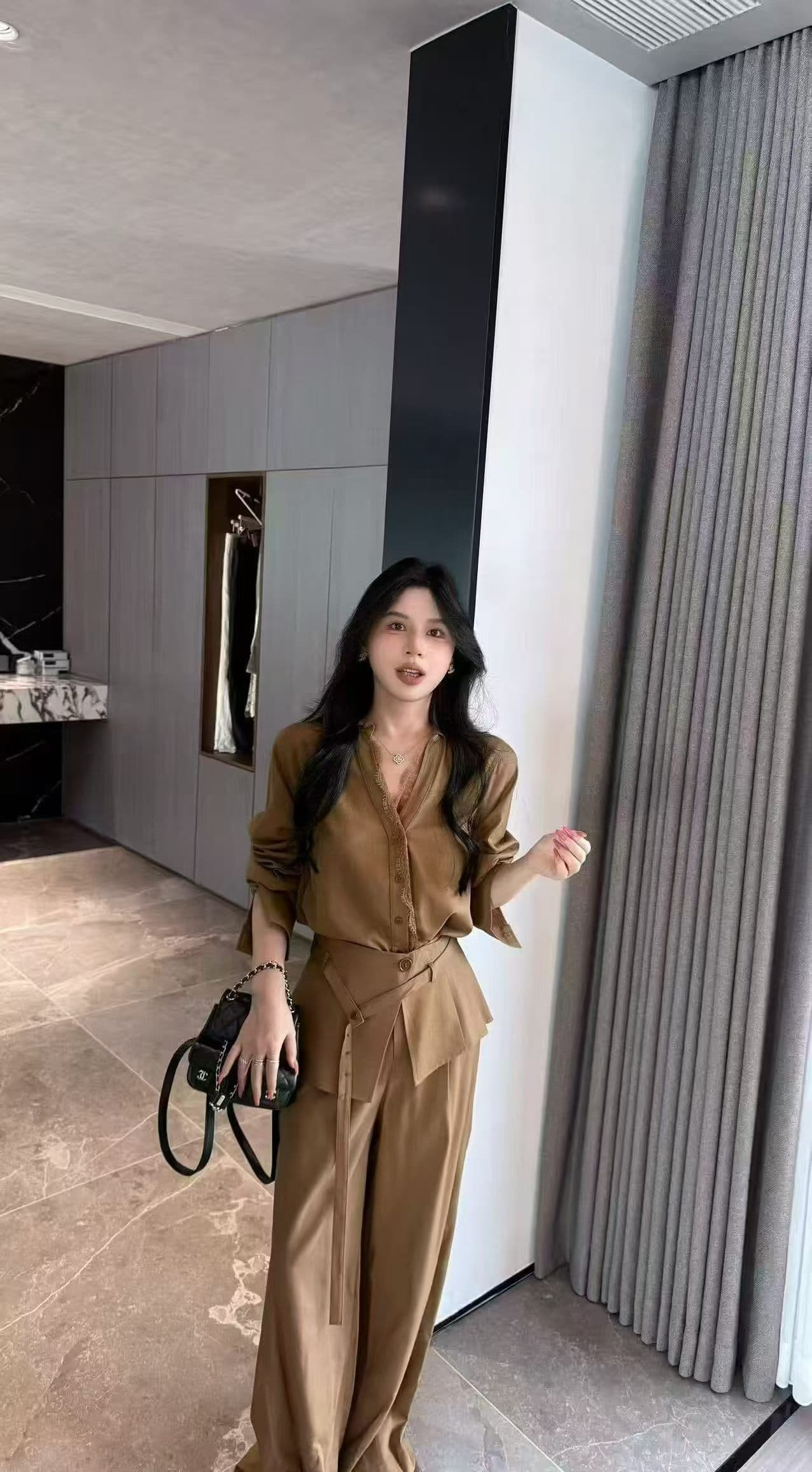 이른 가을 다용도 캐주얼 바람 폴로 칼라 셔츠 방귀 커튼 와이드 레깅스 바지 가을 2026 새로운 디자인 센스 투피스 세트 상세 이미지 2