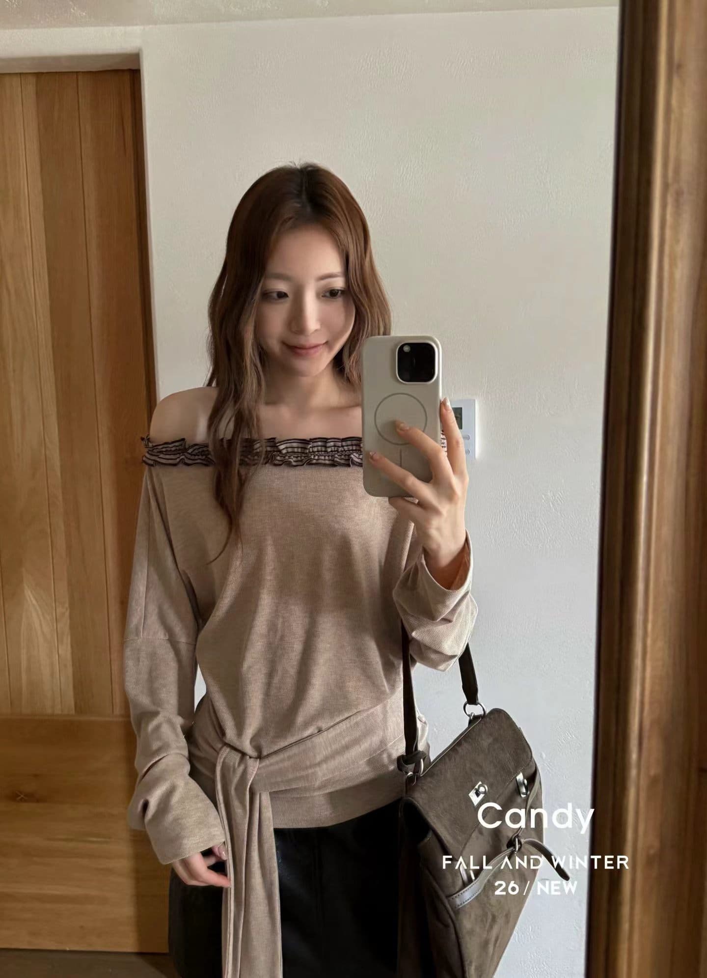 프릴 비스듬한 어깨 오프숄더 회색 긴팔 티셔츠 여성 2026 가을 스트랩 허리 수축 불규칙 맨위 상세 이미지 1