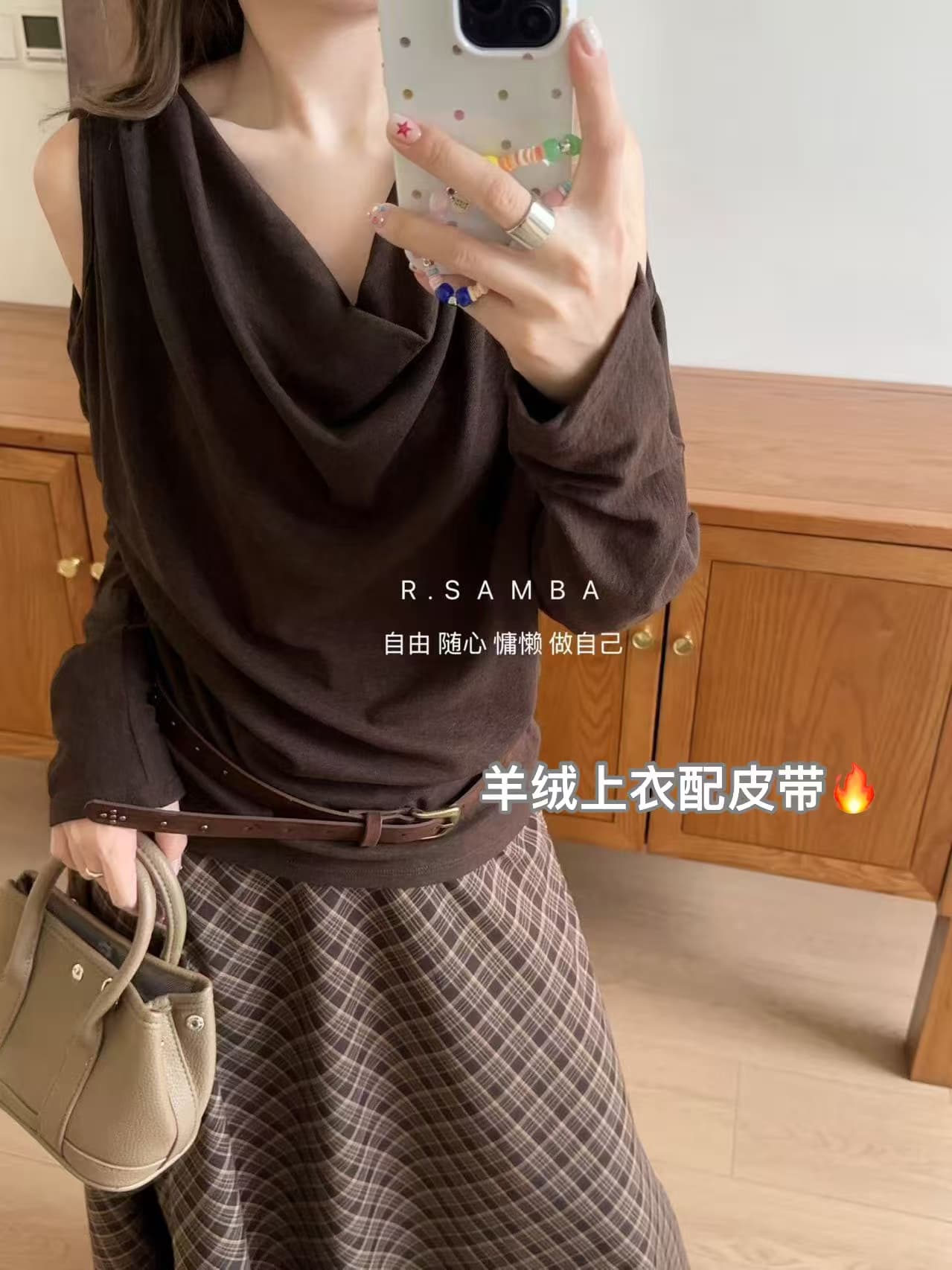 가을 켜기 새로운 편안함 우아함 바람 디자인 센스 오프숄더 흔들다 칼라 품격 다용도 슬림해 보이는 긴팔 티셔츠 벨트 포함