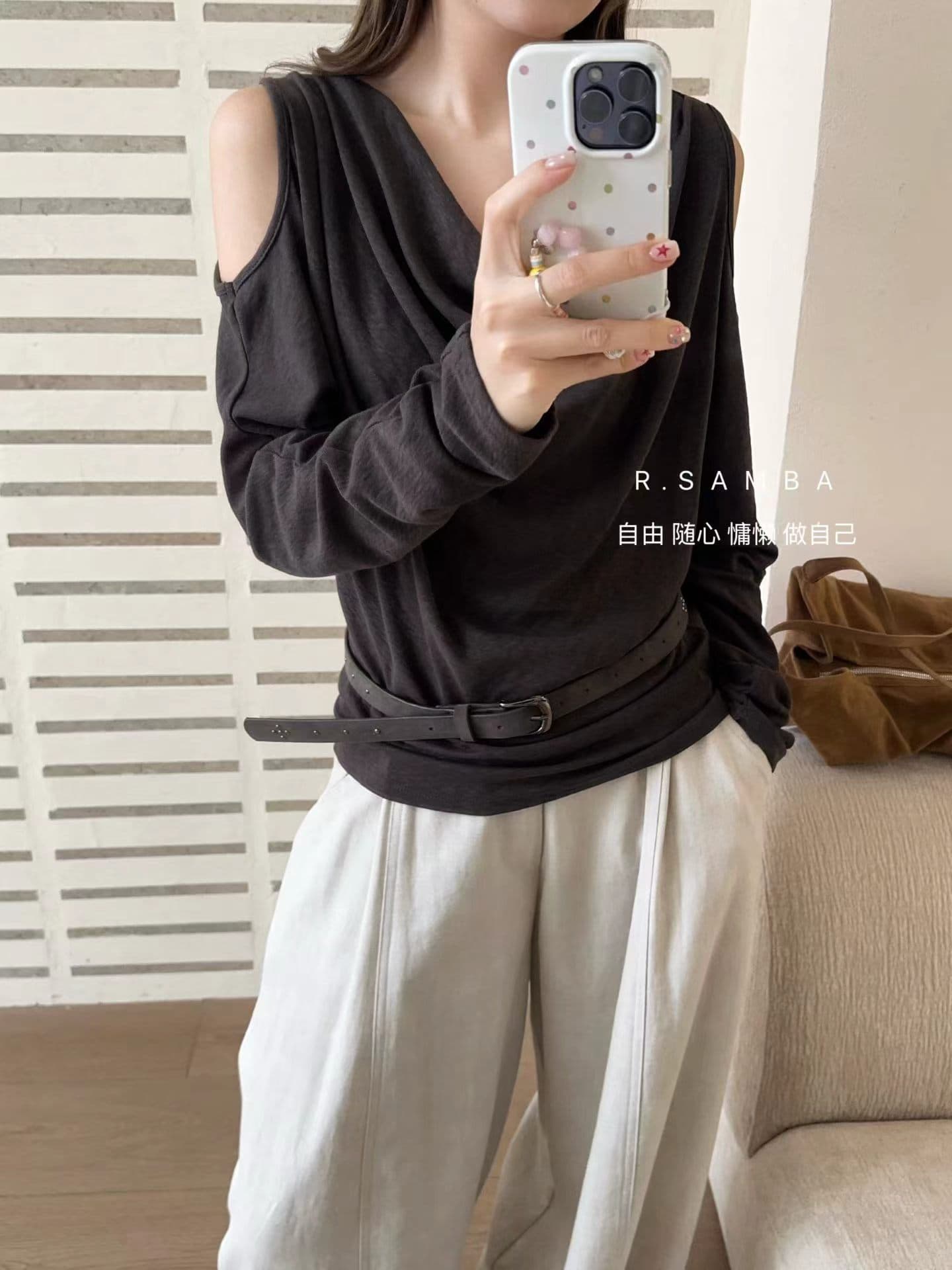 가을 켜기 새로운 편안함 우아함 바람 디자인 센스 오프숄더 흔들다 칼라 품격 다용도 슬림해 보이는 긴팔 티셔츠 벨트 포함 상세 이미지 3