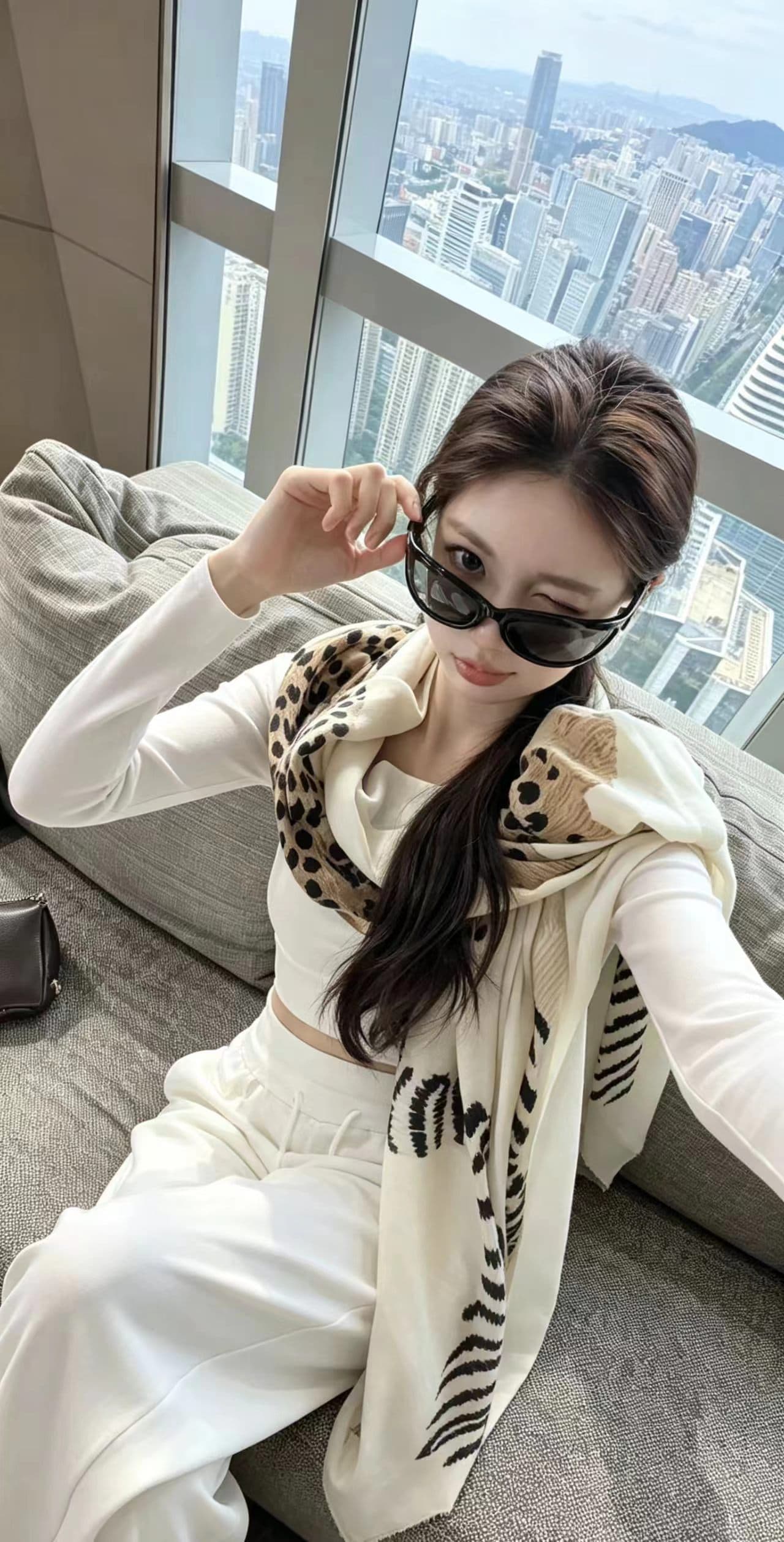 신년 세련된 느긋한 표범 프린트 숄 비스듬한 어깨 쇼트 스타일 맨위 허리밴드 캐주얼 바지 3 세트 상세 이미지 3