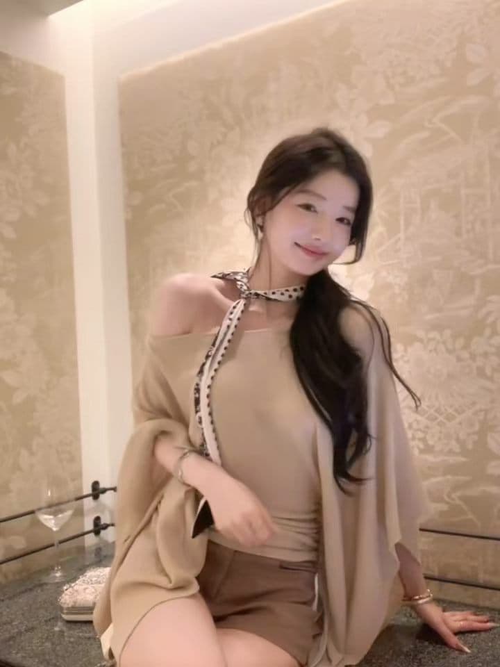 프랑스식 비스듬한 칼라 오프숄더 반팔 티셔츠 여성 가을 순수한 욕망 바람 슬림해 보이는 루즈핏 맨위 ins 반바지 투피스 세트 상세 이미지 7