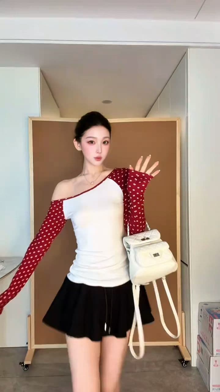 삼색 도트 무늬 비스듬한 어깨 긴팔 티셔츠 여성 몸매 가꾸기 슬림해 보이는 디자인 센스 맨위 반신 스커트 투피스 세트 이미지 3