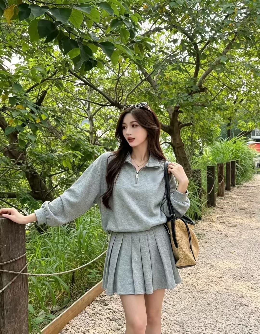 2026 가을 의상 새로운 루즈핏 후드티 여성 패션 캐주얼 풀오버 디자인 센스 작은 대중 다용도 투피스 세트 이미지 3