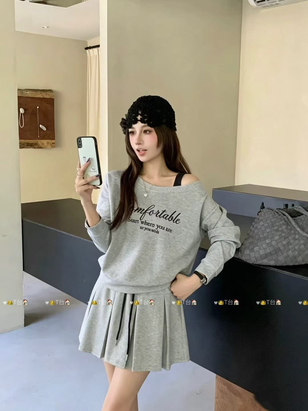 스트라이프 배색 비스듬한 어깨 페이크 레이어드 긴팔 후드티 여성 가을 겨울 새로운 루즈핏 외출용 맨위 반신 스커트 투피스 세트 상세 이미지 1