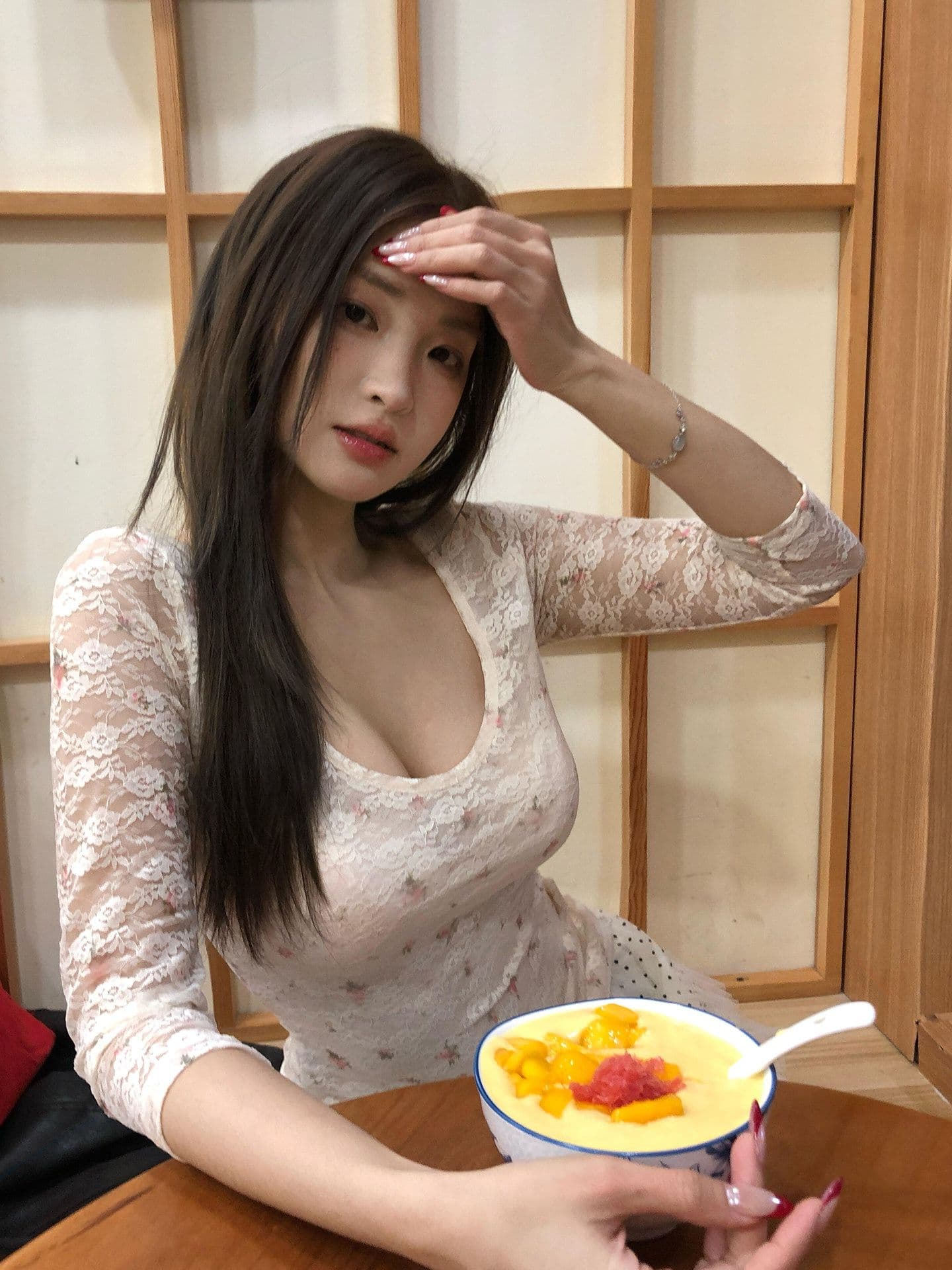 2026 여름 새로운 순수한 욕망 바람 섹시함 품격 디자인 센스 레이스 꽃무늬 u 칼라 반팔 맨위 몸매 가꾸기 티셔츠