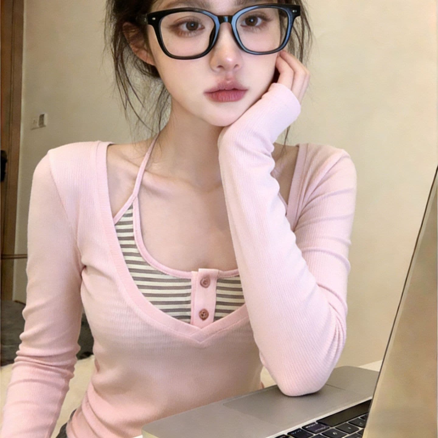 2026 봄 새로운 V넥 긴팔 티셔츠 스택 착용 스트라이프 행침 목 투피스 조끼 여성 패션 연령 감소 맨위 이미지 5