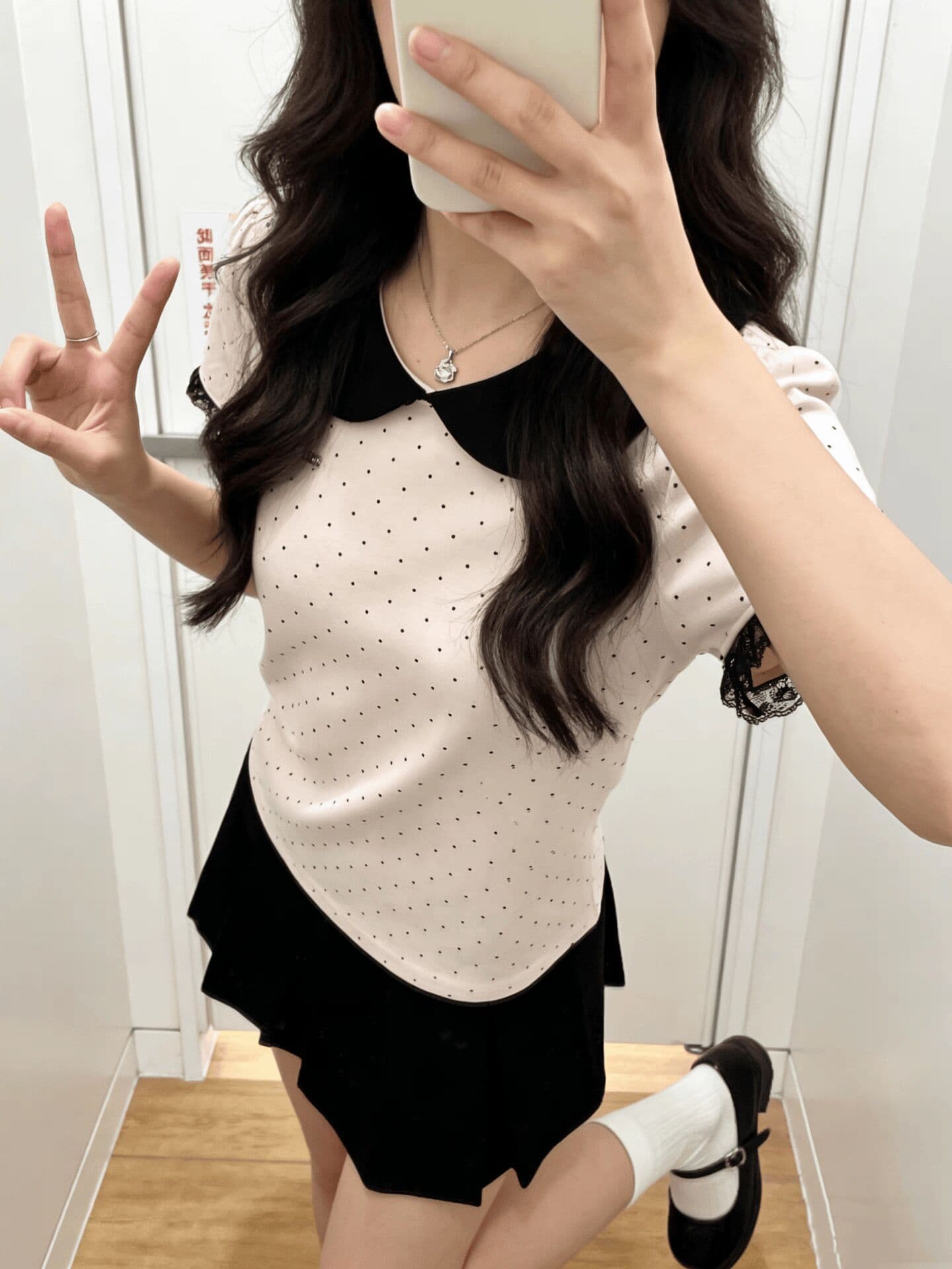 핑크색 도트 무늬 베이비 칼라 맨위 여성 2026 여름 새로운 달콤한 매운맛 몸매 가꾸기 레이스 조각 쇼트 스타일 반팔 티셔츠 이미지 4