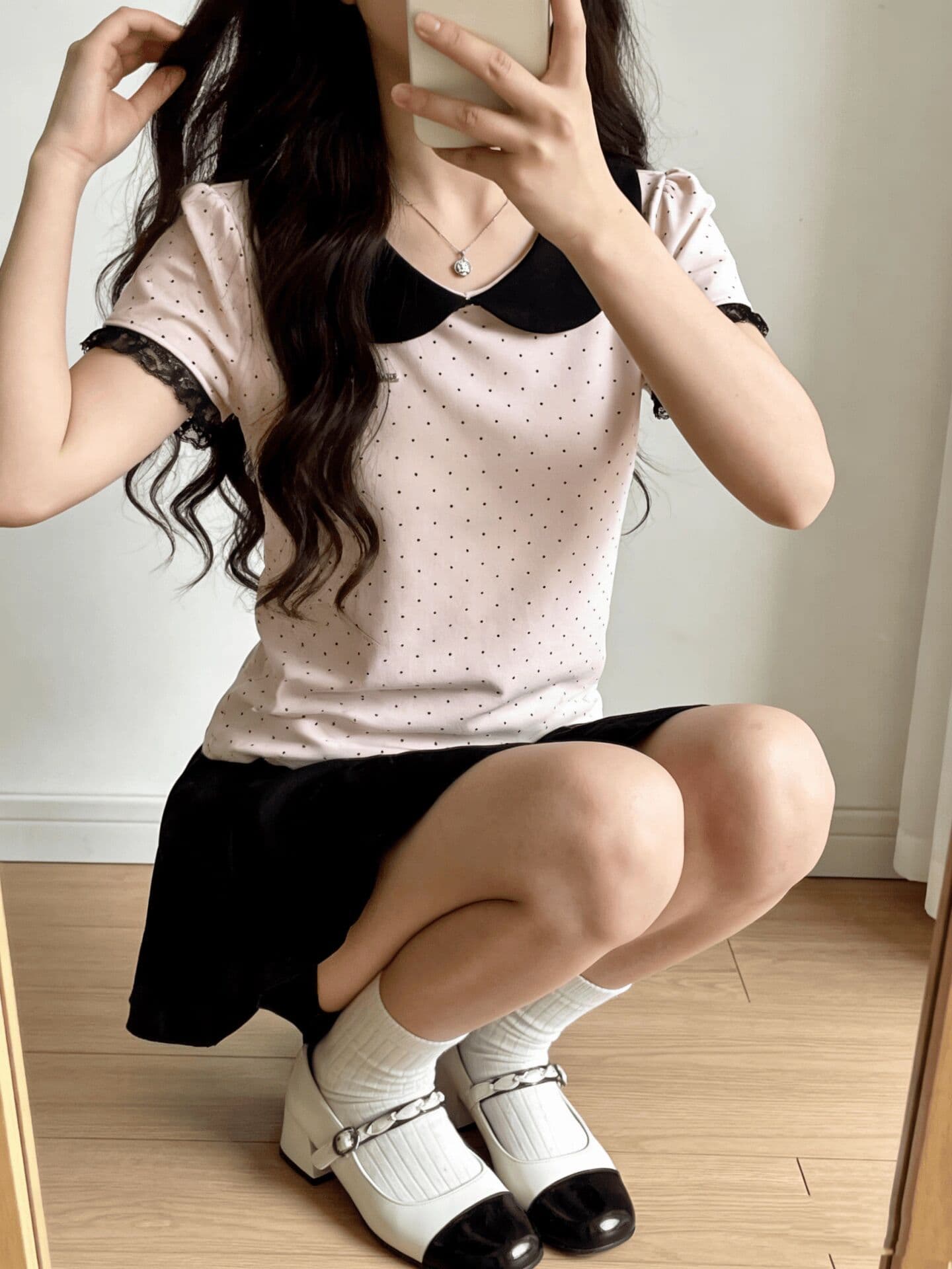 핑크색 도트 무늬 베이비 칼라 맨위 여성 2026 여름 새로운 달콤한 매운맛 몸매 가꾸기 레이스 조각 쇼트 스타일 반팔 티셔츠 이미지 3