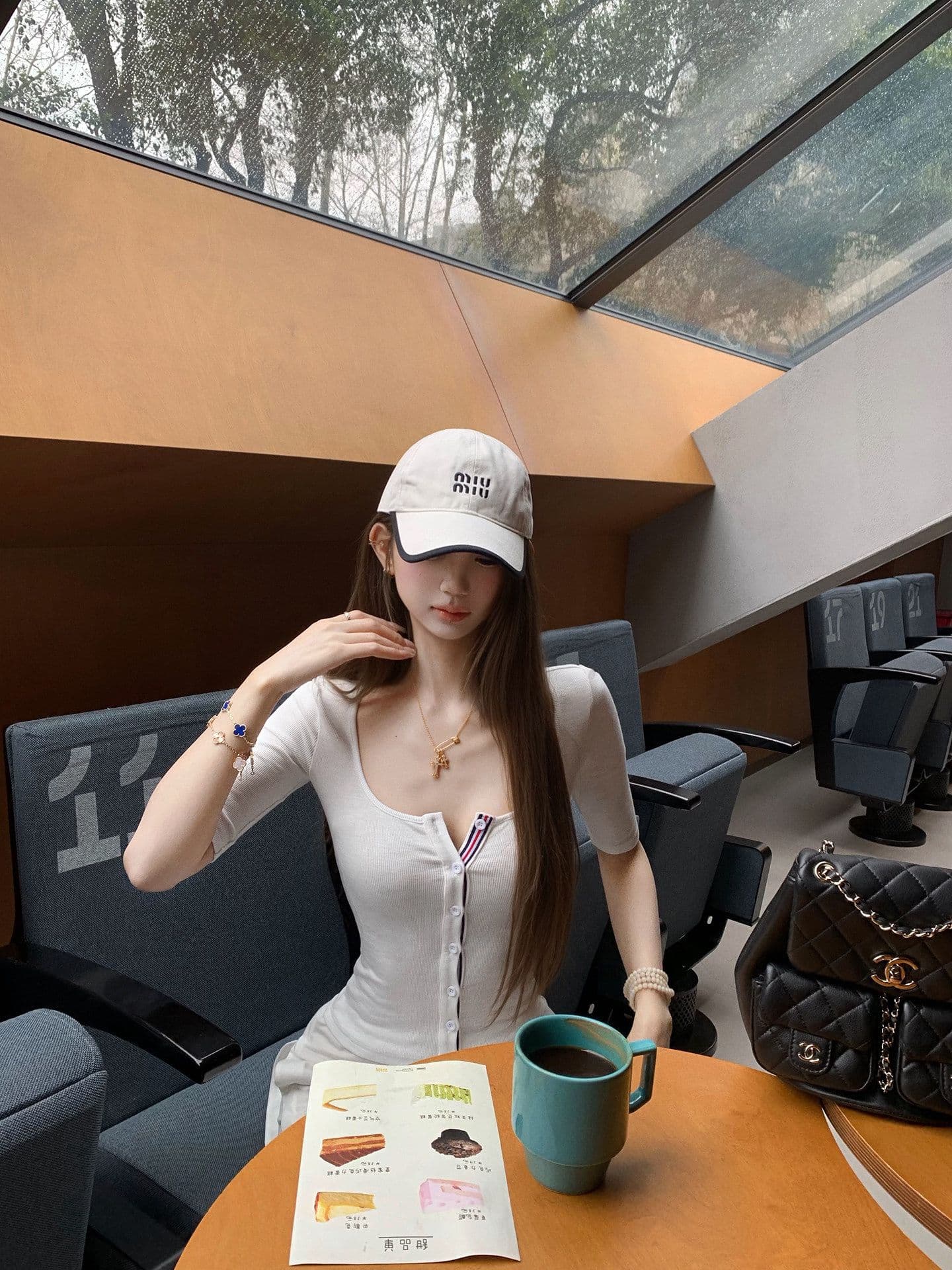 레트로 구덩이 기사 반팔 티셔츠 여성 디자인 센스 품격 몸매 가꾸기 슬림해 보이는 여름 u 칼라 허리 수축 맨위 이미지 3